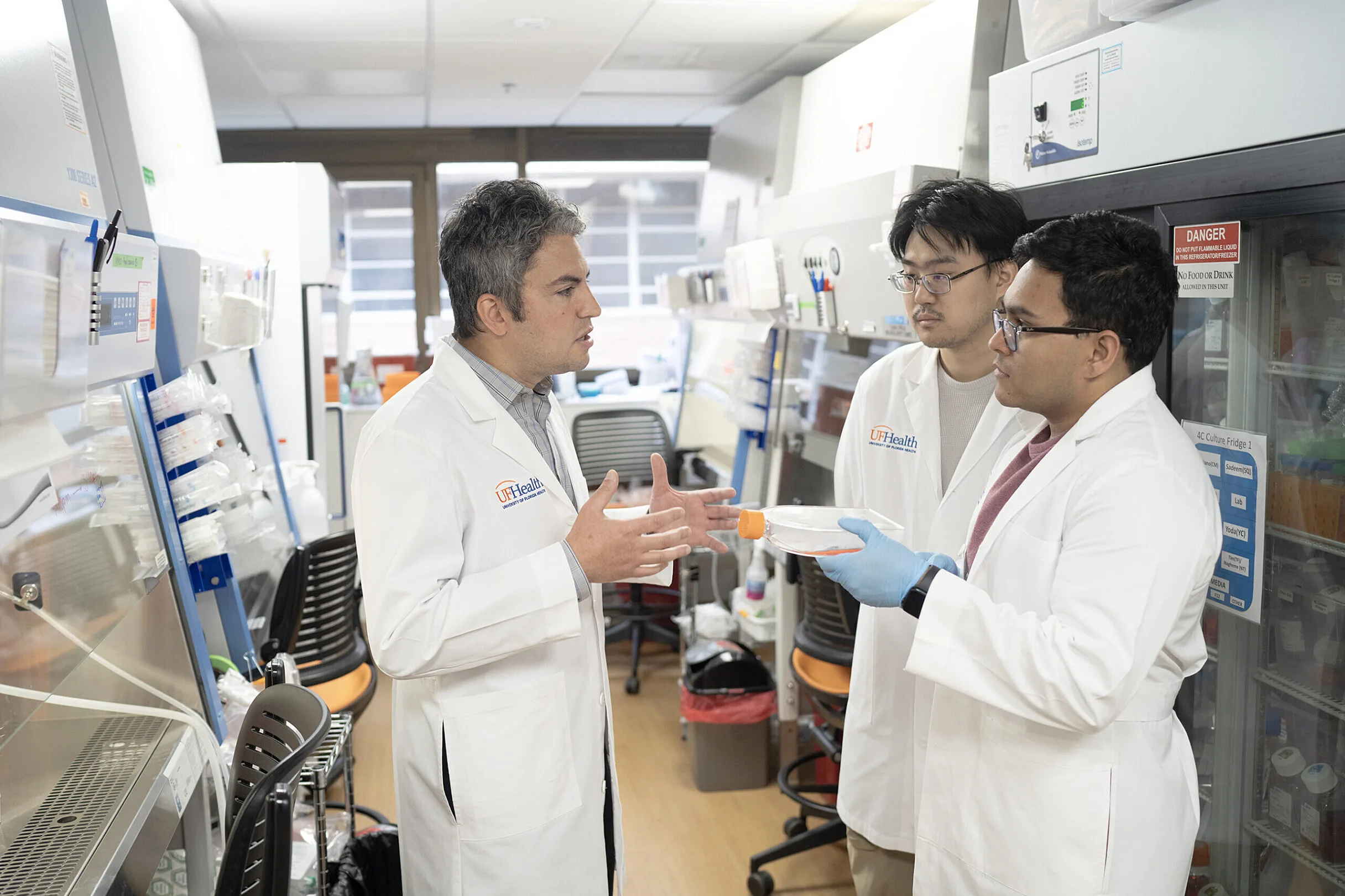 TS. Elias Sayour, Chong Zhao v&agrave; Arnav Barpujari tại University of Florida.