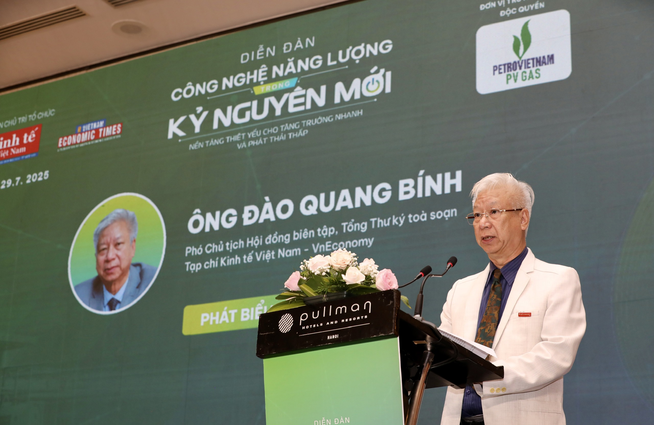 Ông Đào Quang Bính, Phó Chủ tịch Hội đồng biên tập, Tổng Thư ký Tạp chí Kinh tế Việt Nam/VnEconomy/Vietnam Economic Times, phát biểu khai mạc Diễn đàn “Công nghệ Năng lượng trong kỷ nguyên mới”. Ảnh: Việt Dũng.