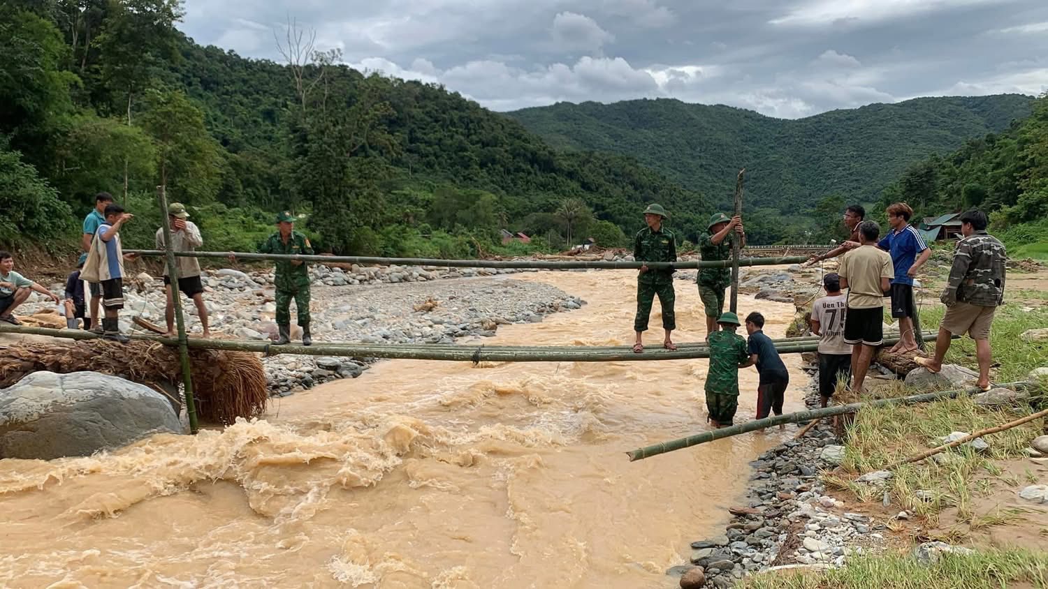 Trận mưa lũ vừa qua đ&atilde; cuốn tr&ocirc;i nhiều c&acirc;y cầu tr&ecirc;n địa b&agrave;n x&atilde; Nh&ocirc;n Mai khiến giao th&ocirc;ng đi lại rất kh&oacute; khăn, nguy hiểm, c&aacute;n bộ chiến sĩ Đồn Bi&ecirc;n ph&ograve;ng Nh&ocirc;n Mai tiến h&agrave;nh l&agrave;m cầu tạm tại bản Huồi Tố 2 bằng tre, để thuận tiện cho việc đi lại của người d&acirc;n.