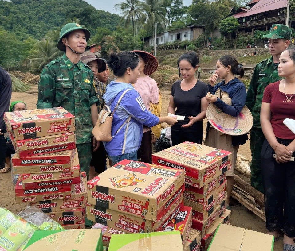 Đo&agrave;n thiện nguyện tại tỉnh Quảng Trị trao qu&agrave; cho nh&acirc;n d&acirc;n bản Y&ecirc;n Ho&agrave;, x&atilde; Mỹ L&yacute;
