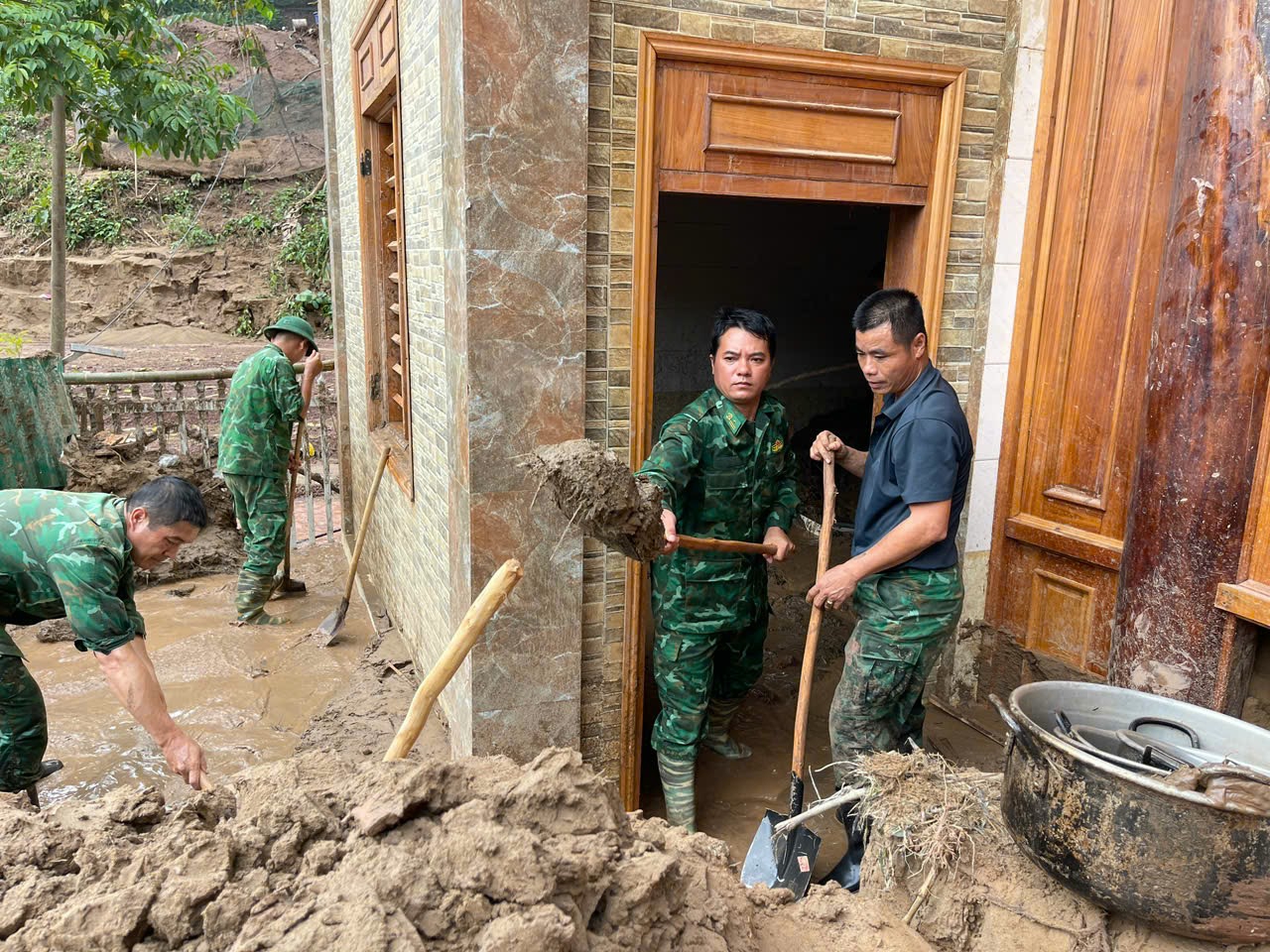 D&ugrave; đơn vị bị thiệt hại nặng nề trong trận lũ lịch sử, nhưng để nhanh ch&oacute;ng ổn định cuộc sống cho người d&acirc;n, Đồn Bi&ecirc;n ph&ograve;ng Mỹ L&yacute; đ&atilde; huy động lực lượng xuống c&aacute;c địa b&agrave;n bị thiệt hại nặng gi&uacute;p d&acirc;n dọn dẹp nh&agrave; cửa ở c&aacute;c bản Xiềng Tr&ecirc;n, Ho&agrave; L&yacute;, Xốp Tụ, Hoa L&yacute;, x&atilde; Mỹ L&yacute;