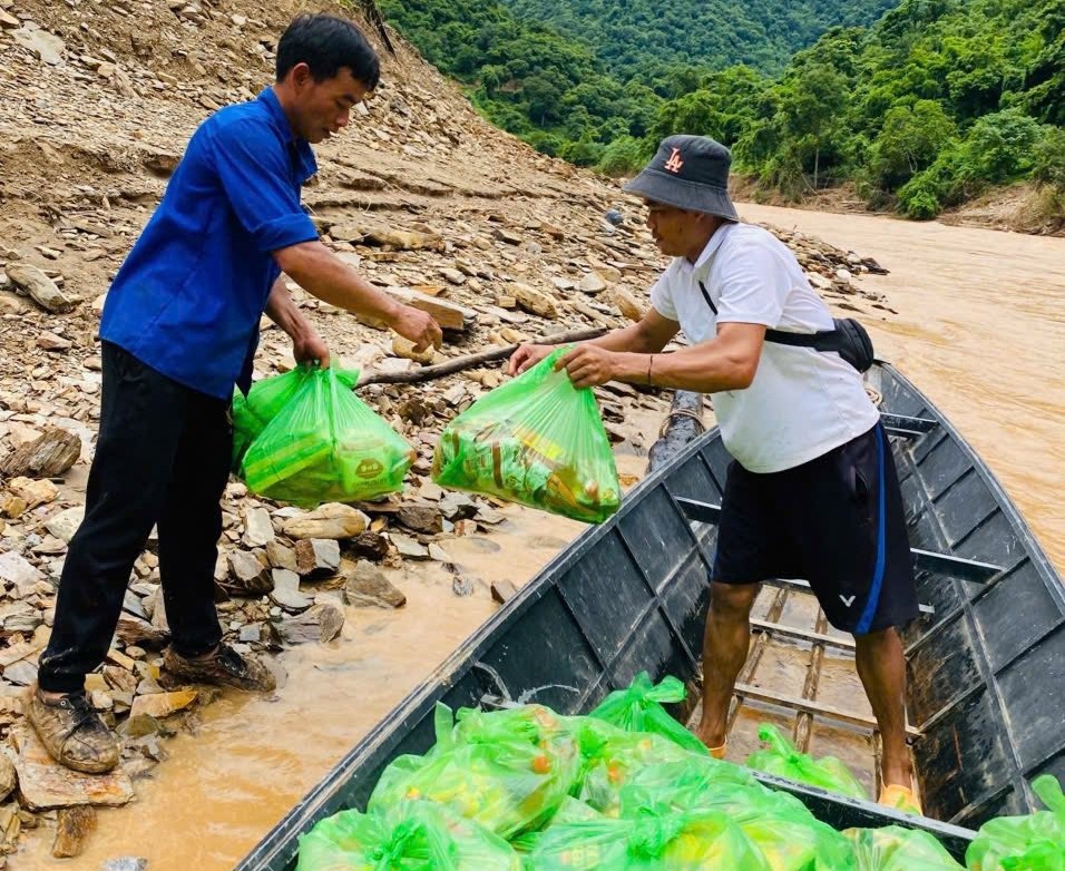 Đoàn Thanh niên xã Mường Típ vận chuyển hàng cứu trợ, hàng thiết yếu nhu yếu phẩm đến với bà con nhân dân bị ảnh hưởng do mưa lũ.