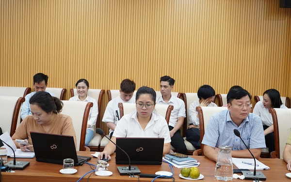 C&aacute;c chuy&ecirc;n gia của Bảo hiểm x&atilde; hội Việt Nam giải đ&aacute;p thắc mắc của người lao động. Ảnh: BHXH Việt Nam.