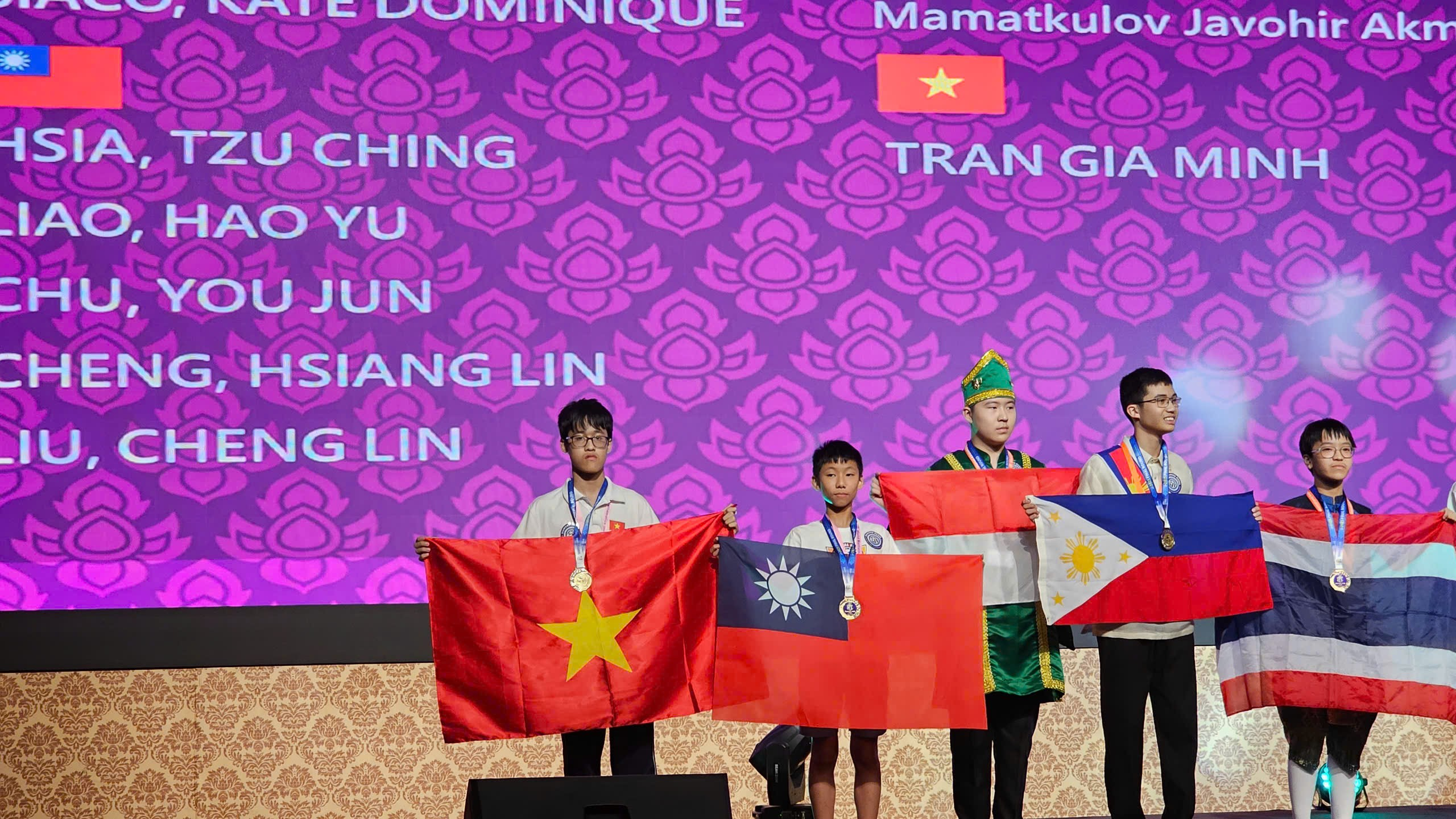 Các học sinh đạt giải Kim Cương. 