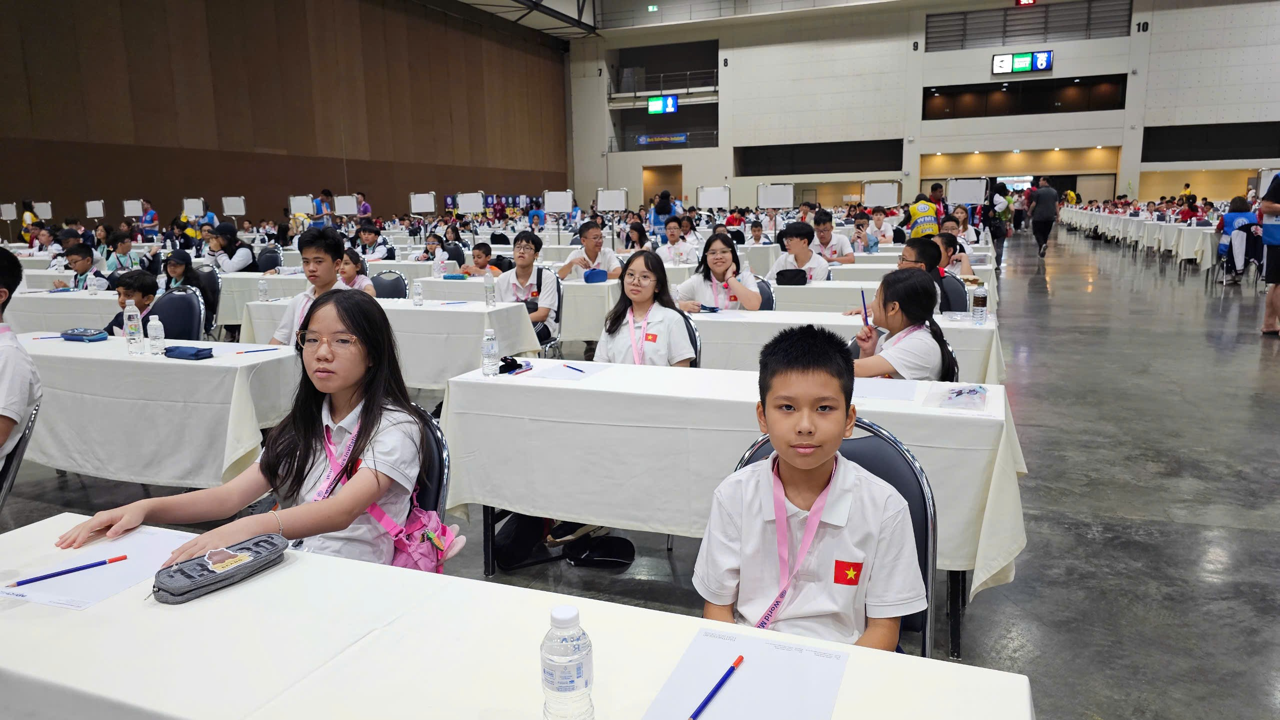 H&igrave;nh ảnh học sinh trong ph&ograve;ng thi.