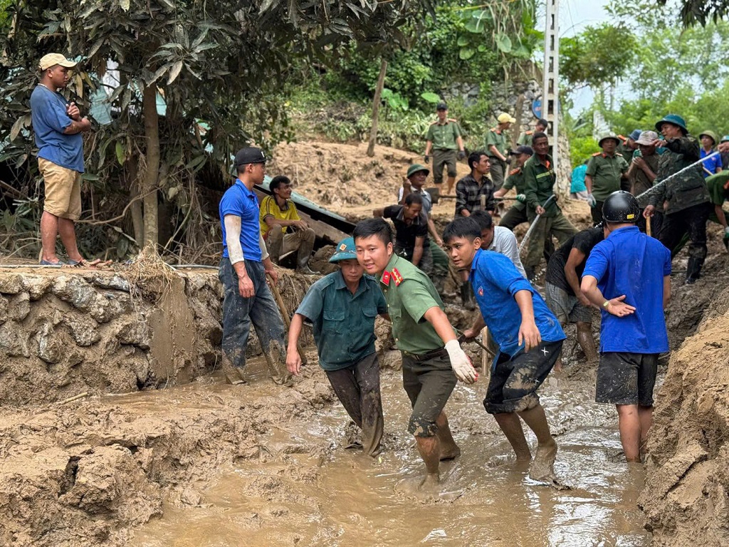 Công an tỉnh Nghệ An cùng lực lượng Công an xã và các lực lượng khác nạo vét bùn đất, thông tuyến đường liên bản tại xã Chiêu Lưu