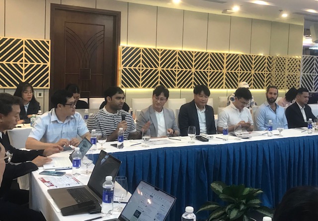 C&aacute;c doanh nghiệp quốc tế tham gia buổi gặp gỡ, trao đổi với l&atilde;nh đạo th&agrave;nh phố Đ&agrave; Nẵng. Ảnh Ng&ocirc; Anh Văn.