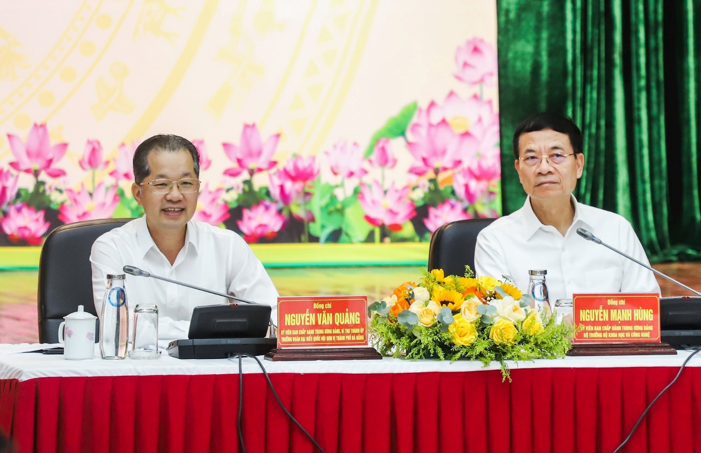 Bộ trưởng Nguyễn Mạnh H&ugrave;ng v&agrave; B&iacute; thư Th&agrave;nh ủy Đ&agrave; Nẵng Nguyễn Văn Quảng chủ tr&igrave; buổi l&agrave;m việc.