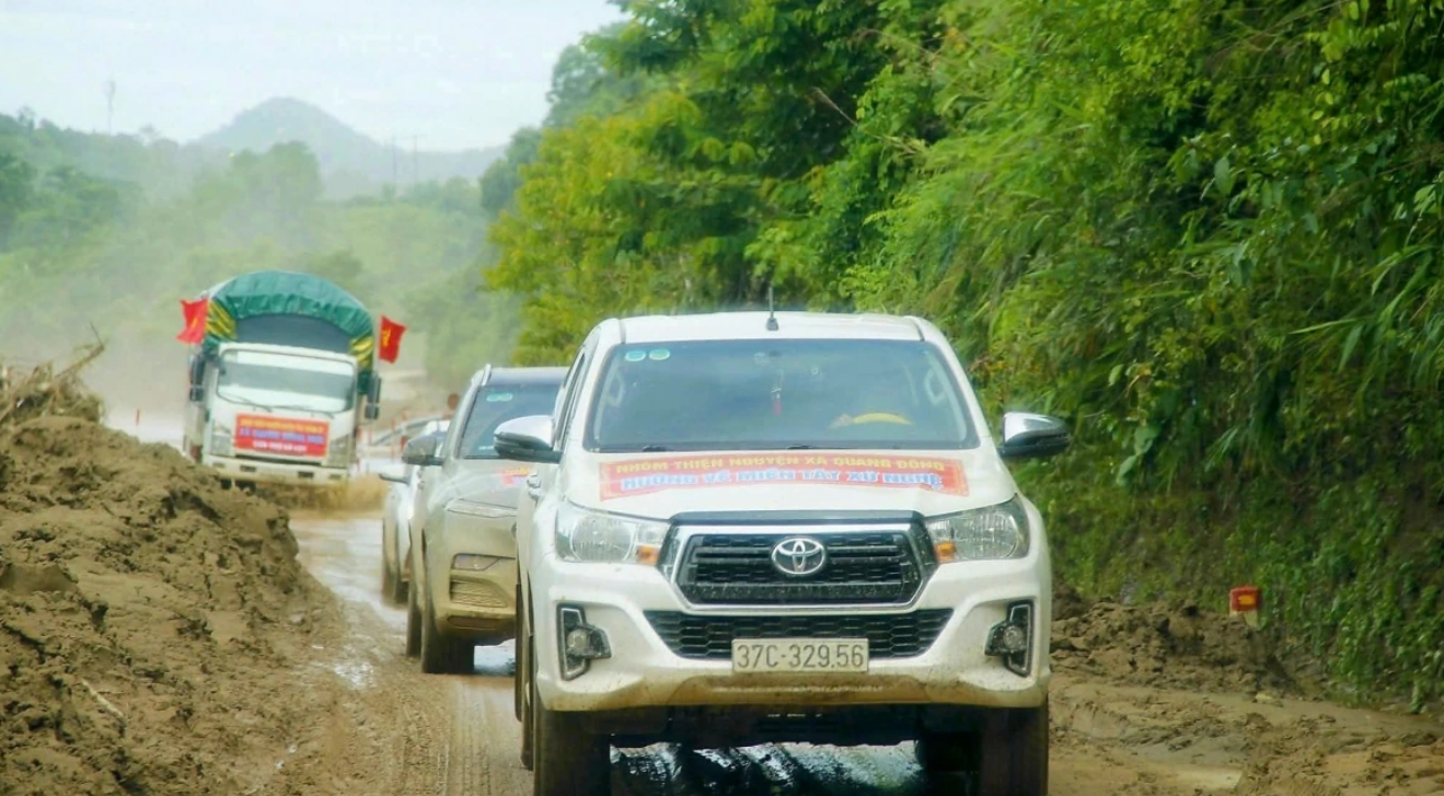 Từng đo&agrave;n xe cứu trợ nối đu&ocirc;i nhau hướng về v&ugrave;ng lũ miền T&acirc;y Nghệ An