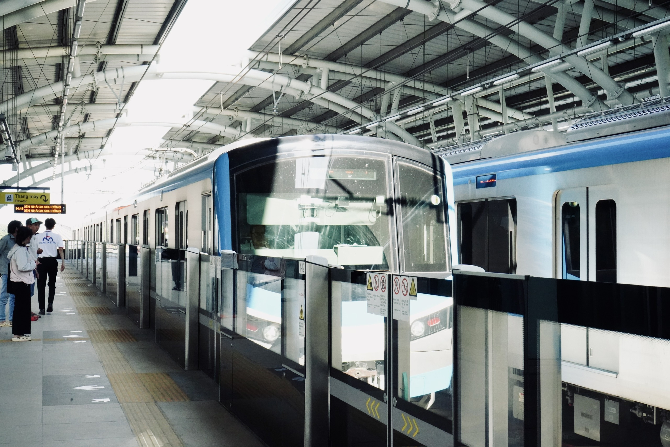 Bên trong một nhà ga metro Bến Thành - Suối Tiên.