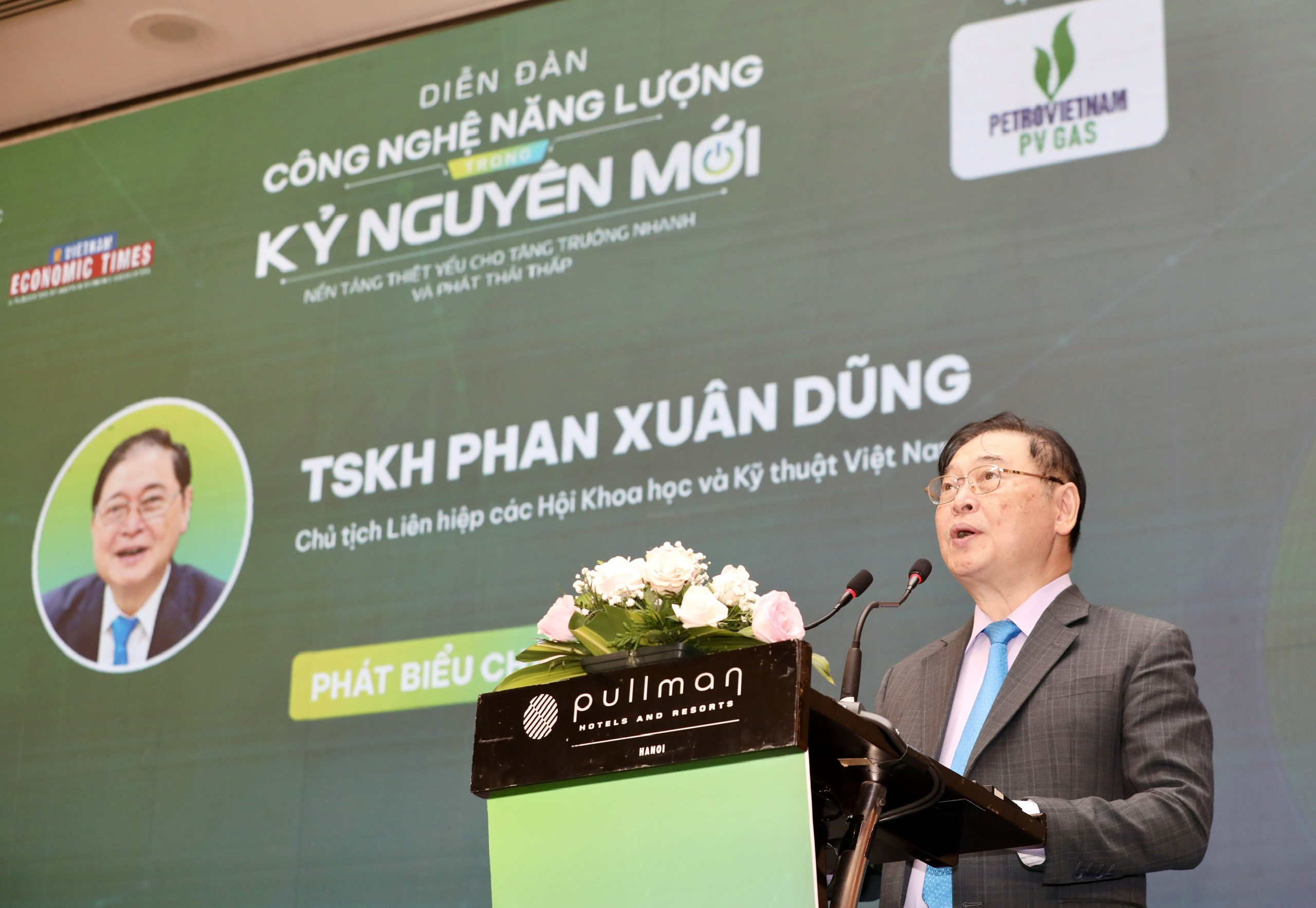 Theo Ti&ecirc;́n sĩ khoa học Phan Xu&acirc;n Dũng,&nbsp;Chủ tịch Li&ecirc;n hiệp c&aacute;c Hội Khoa học v&agrave; Kỹ thuật Việt Nam, chuyển dịch năng lượng l&agrave; một h&agrave;nh tr&igrave;nh đầy th&aacute;ch thức, nhưng l&agrave; xu thế kh&ocirc;ng thể đảo ngược, l&agrave; con đường tất yếu để Việt Nam hướng tới một tương lai thịnh vượng, bền vững. Để th&agrave;nh c&ocirc;ng, ch&uacute;ng ta cần sự chung sức, đồng l&ograve;ng của cả hệ thống ch&iacute;nh trị, sự v&agrave;o cuộc mạnh mẽ của cộng đồng doanh nghiệp v&agrave; đặc biệt l&agrave; sự đ&oacute;ng g&oacute;p tr&iacute; tuệ, s&aacute;ng tạo của đội ngũ c&aacute;c nh&agrave; khoa học...