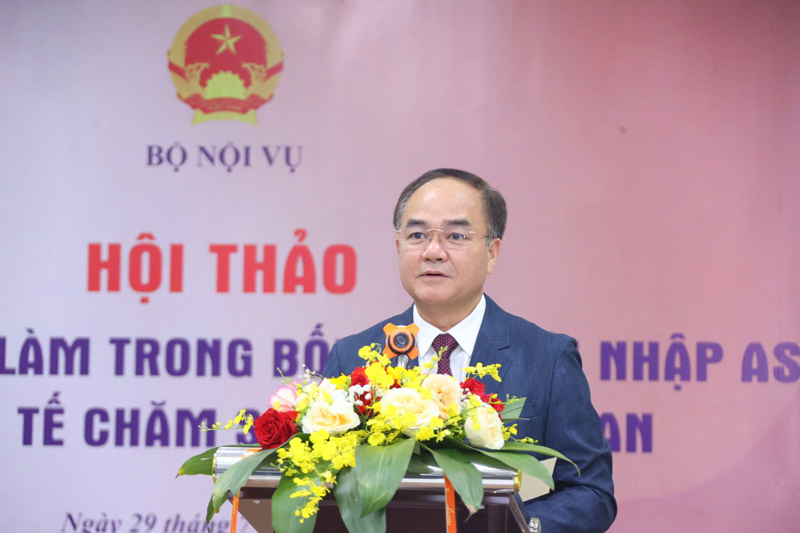 Thứ trưởng Bộ Nội vụ Vũ Chiến Thắng chia sẻ tại hội thảo. Ảnh: Phương Nhung.