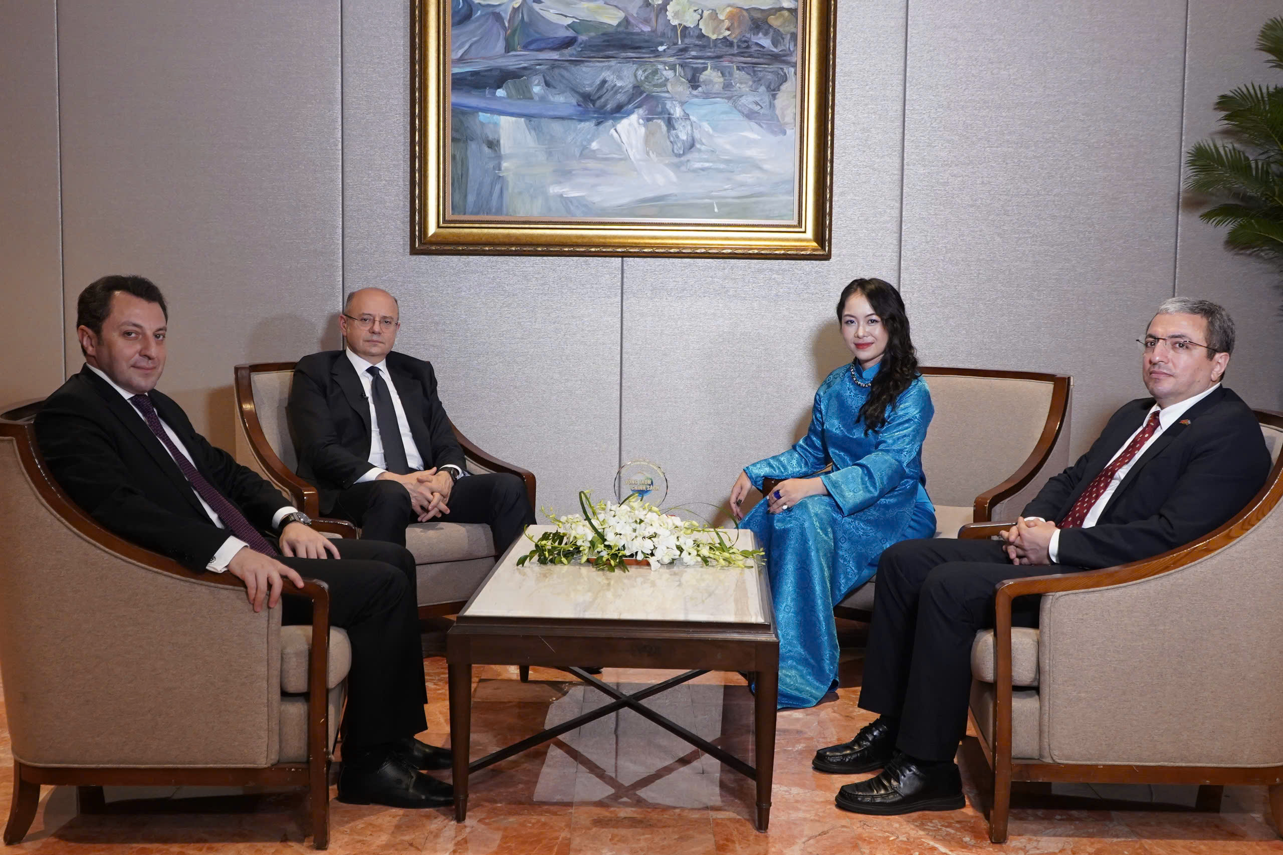 Bộ trưởng Bộ Năng lượng Azerbaijan Parvis Shahbazov và Thứ trưởng Ngoại giao Azerbaijan Elnur Mammadov trong buổi trao đổi với Viện Quản trị Chính sách.