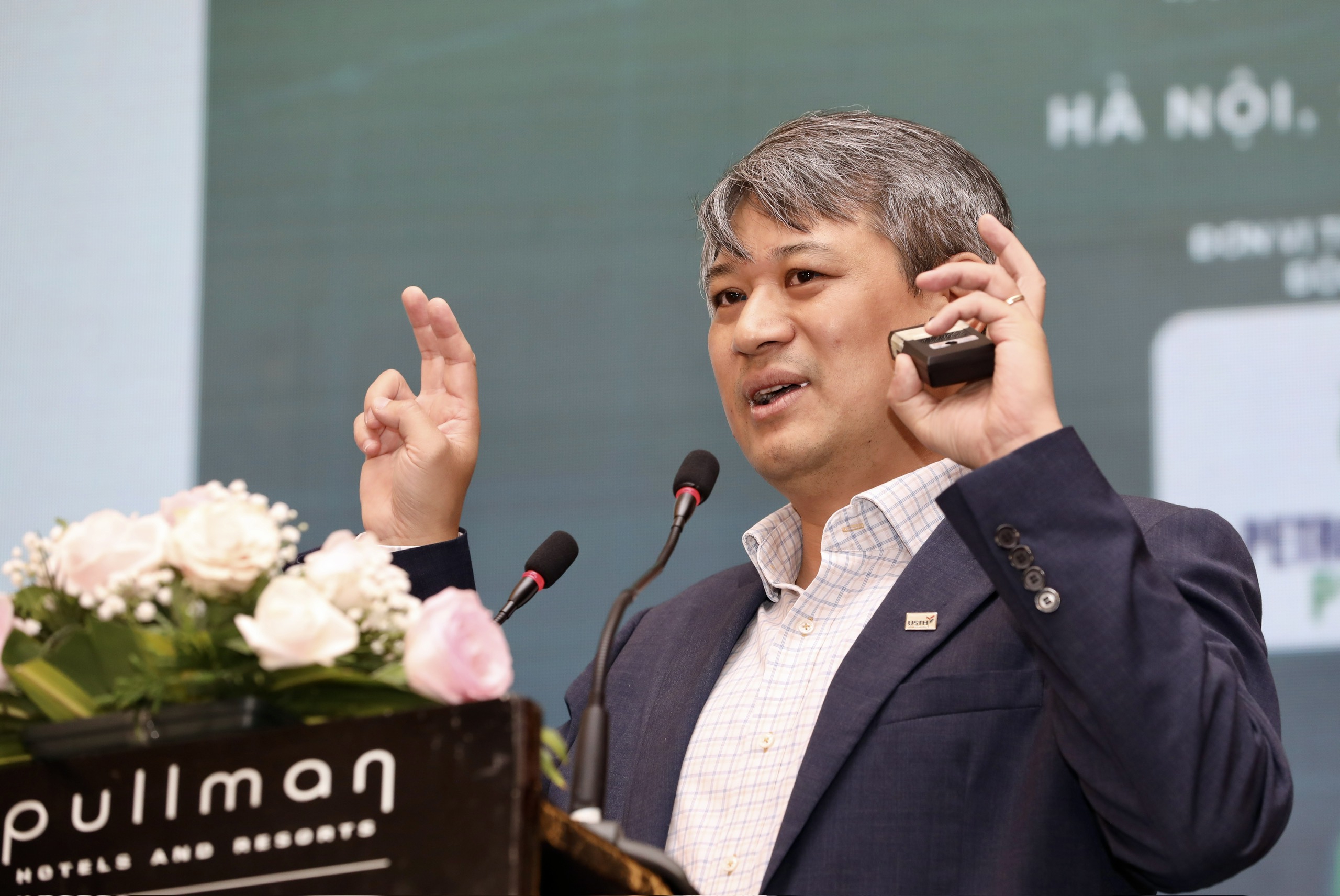 PGS. TS. Trần Đ&igrave;nh Phong, Ph&oacute; Hiệu trưởng Trường Đại học Khoa học v&agrave; C&ocirc;ng nghệ H&agrave; Nội - Viện H&agrave;n l&acirc;m Khoa học v&agrave; C&ocirc;ng nghệ Việt Nam, trình bày bài tham luận:Tự chủ c&ocirc;ng nghệ năng lượng t&aacute;i tạo, cơ hội v&agrave; th&aacute;ch thức...