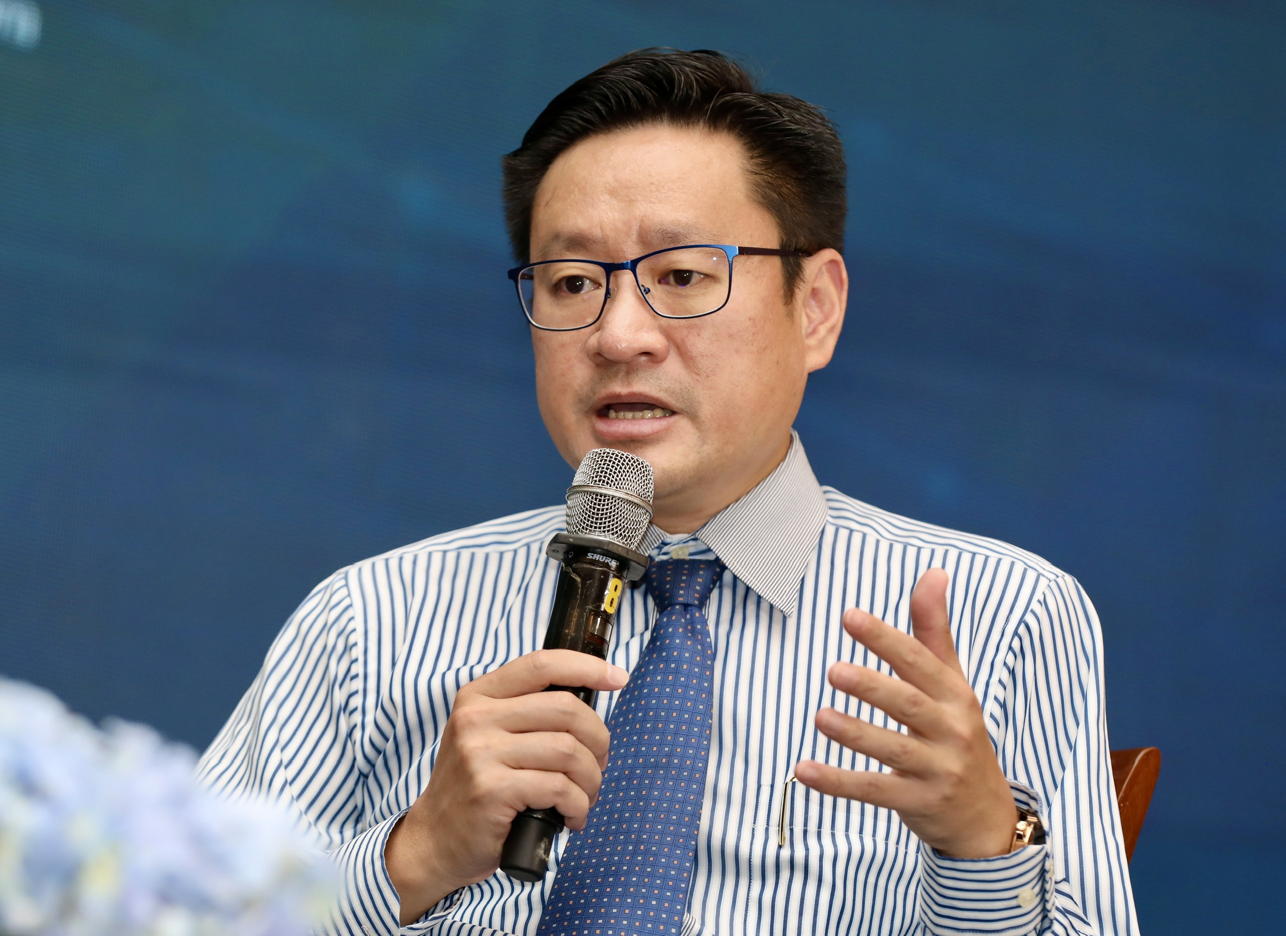 &Ocirc;ng Trần Kh&aacute;nh Việt Dũng, Gi&aacute;m đốc HDF Energy tại Việt Nam, ph&aacute;t biểu tại Phi&ecirc;n thảo luận 1 với chủ đề: &ldquo;C&ocirc;ng nghệ năng lượng mới &ndash; Động lực của chuyển dịch xanh v&agrave; nội địa h&oacute;a s&aacute;ng tạo c&ocirc;ng nghệ&rdquo;. C&ugrave;ng với các đại bi&ecirc;̉u tham gia phi&ecirc;n thảo lu&acirc;̣n n&agrave;y, đại diện HDF Energy Việt Nam đ&atilde; dành nhi&ecirc;̀u thời gian đ&ecirc;̉ góp ý, đ&aacute;nh gi&aacute; khả năng nội địa h&oacute;a c&ocirc;ng nghệ, th&uacute;c đẩy ph&aacute;t triển s&aacute;ng chế trong nước v&agrave; x&acirc;y dựng cơ chế chuyển giao c&ocirc;ng nghệ hiệu quả giữa doanh nghiệp, viện nghi&ecirc;n cứu v&agrave; trường đại học... đ&ecirc;̉ thúc đ&acirc;̉y c&ocirc;ng nghệ năng lượng mới tại Vi&ecirc;̣t Nam...