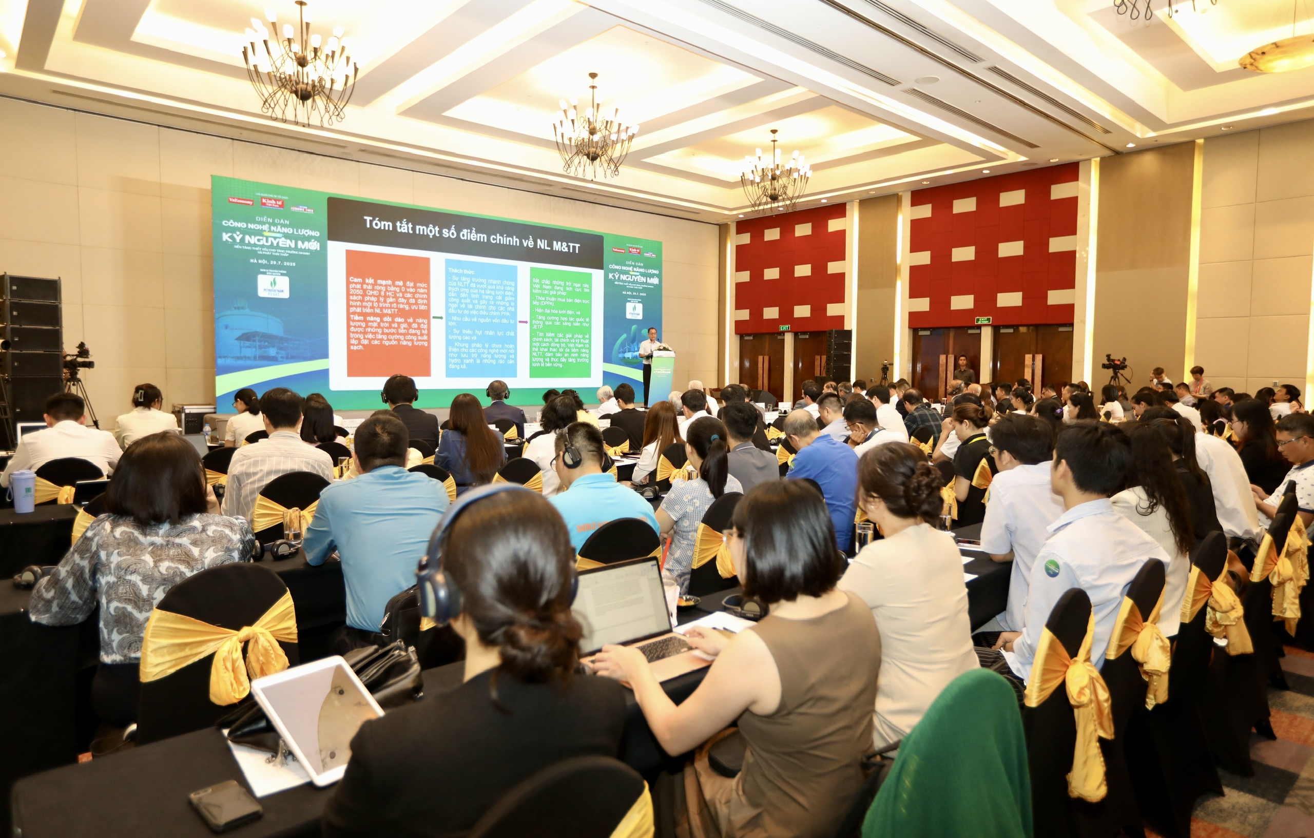 Diễn đ&agrave;n &ldquo;C&ocirc;ng nghệ năng lượng trong Kỷ nguy&ecirc;n mới&rdquo; được tổ chức với nội dung chuy&ecirc;n s&acirc;u, đa chiều, đ&atilde; thu h&uacute;t sự quan t&acirc;m đặc biệt của c&aacute;c chuy&ecirc;n gia, nh&agrave; hoạch định ch&iacute;nh s&aacute;ch, l&atilde;nh đạo doanh nghiệp v&agrave; cộng đồng nghi&ecirc;n cứu &ndash; đổi mới s&aacute;ng tạo trong lĩnh vực năng lượng. C&aacute;c chủ đề thảo luận kh&ocirc;ng chỉ phản &aacute;nh những xu hướng c&ocirc;ng nghệ mới nhất, m&agrave; c&ograve;n chạm đến c&aacute;c vấn đề cốt l&otilde;i về thể chế, t&agrave;i ch&iacute;nh, v&agrave; chiến lược ph&aacute;t triển bền vững, g&oacute;p phần tạo dựng nền tảng tri thức v&agrave; kết nối cho qu&aacute; tr&igrave;nh chuyển dịch năng lượng quốc gia.