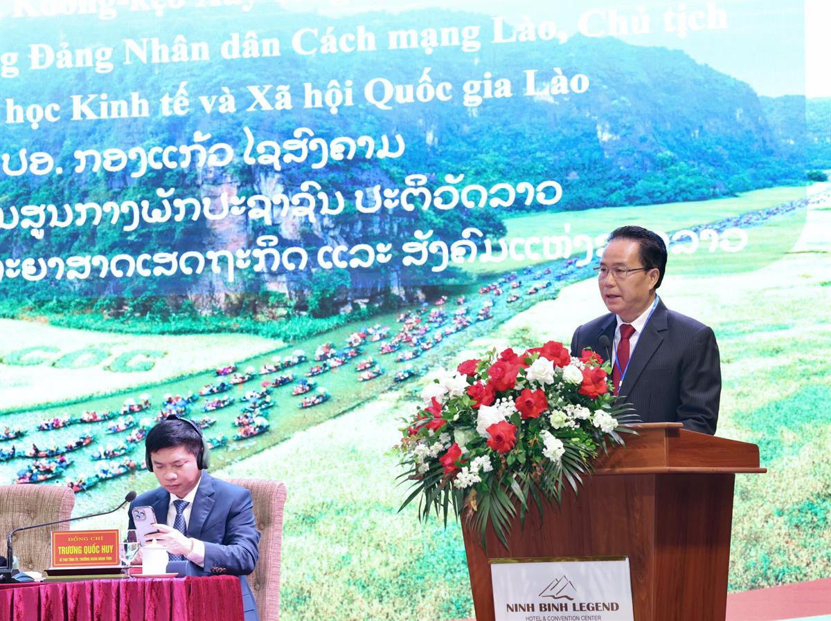 Tiến sĩ Kongkeo Xaysongkham, Uỷ vi&ecirc;n Trung ương Đảng Nh&acirc;n d&acirc;n C&aacute;ch mạng L&agrave;o, Chủ tịch Viện Khoa học Kinh tế v&agrave; X&atilde; hội quốc gia L&agrave;o ph&aacute;t biểu khai mạc Hội thảo