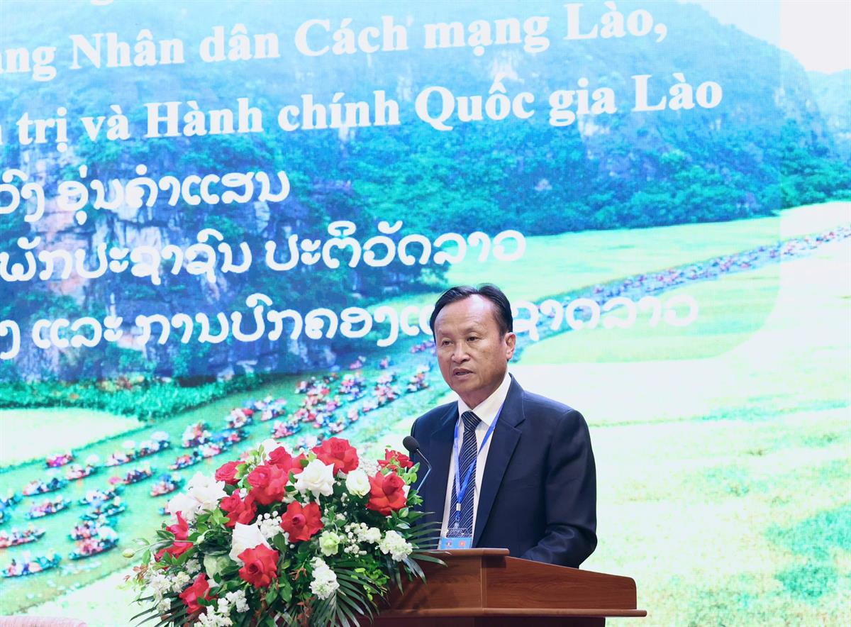 Ph&oacute; Gi&aacute;o sư Phouvong Ounkhamsen, Ủy vi&ecirc;n Ban Chấp h&agrave;nh Trung ương Đảng Nh&acirc;n d&acirc;n C&aacute;ch mạng L&agrave;o, Gi&aacute;m đốc Học viện Ch&iacute;nh trị v&agrave; H&agrave;nh ch&iacute;nh quốc gia L&agrave;o ph&aacute;t biểu khai mạc tại Hội thảo