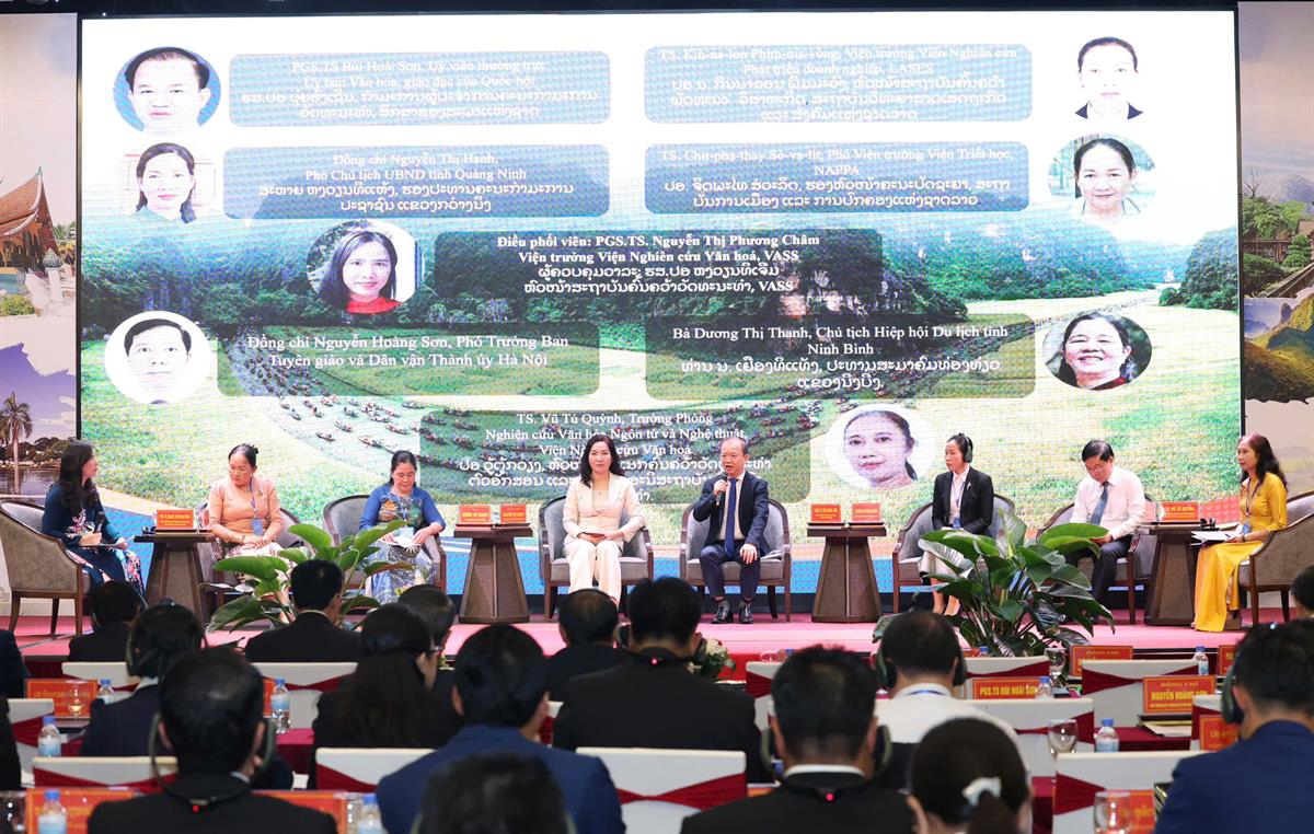 To&agrave;n cảnh Toạ đ&agrave;m b&agrave;n tr&ograve;n