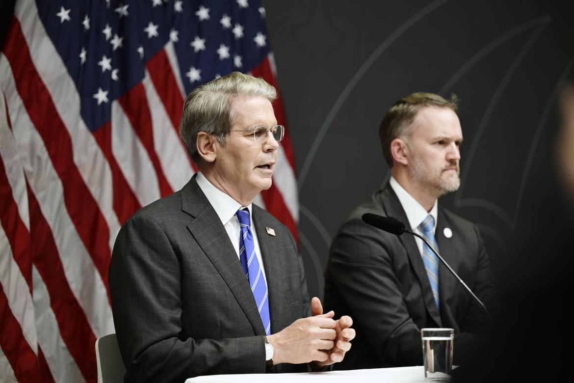 Bộ trưởng Tài chính Mỹ Scott Bessent  (trái) tại họp báo sau đàm phán ở Stockholm - Ảnh: Getty Images