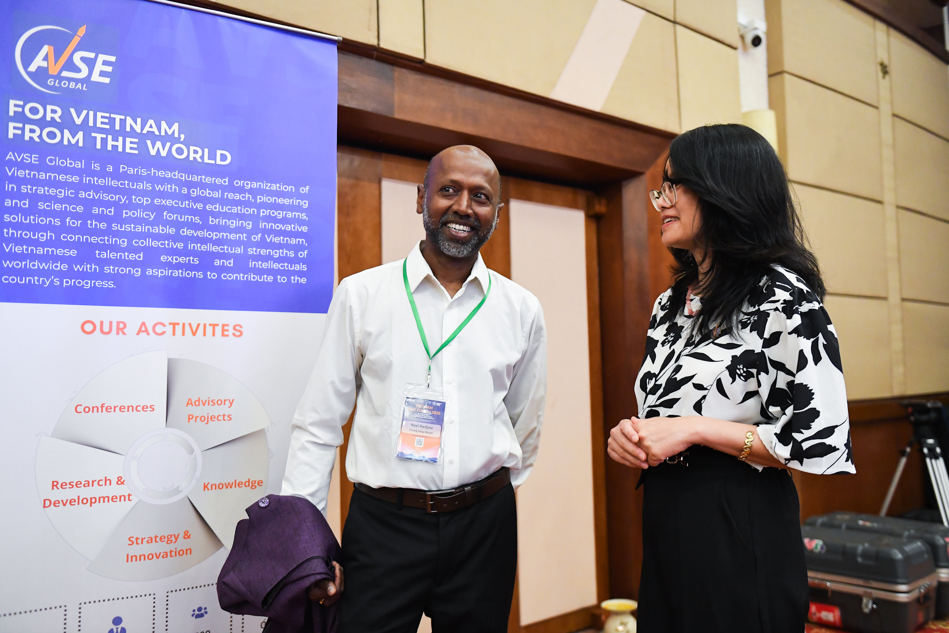 C&aacute;c chuy&ecirc;n gia, đại biểu trao đổi tại Diễn đ&agrave;n R&D Việt Nam 2025. Ảnh: Thạch Thảo.