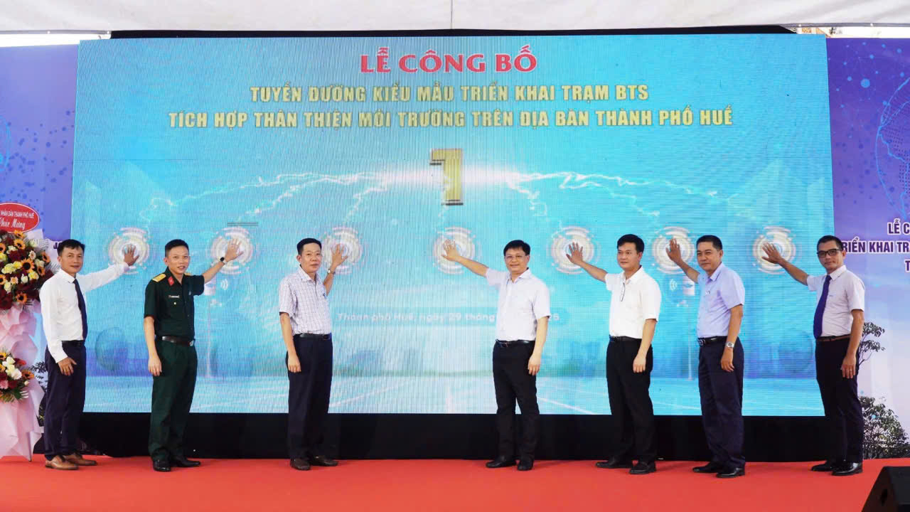 Các đại biểu thực hiện nghi thức công bố tuyến đường.