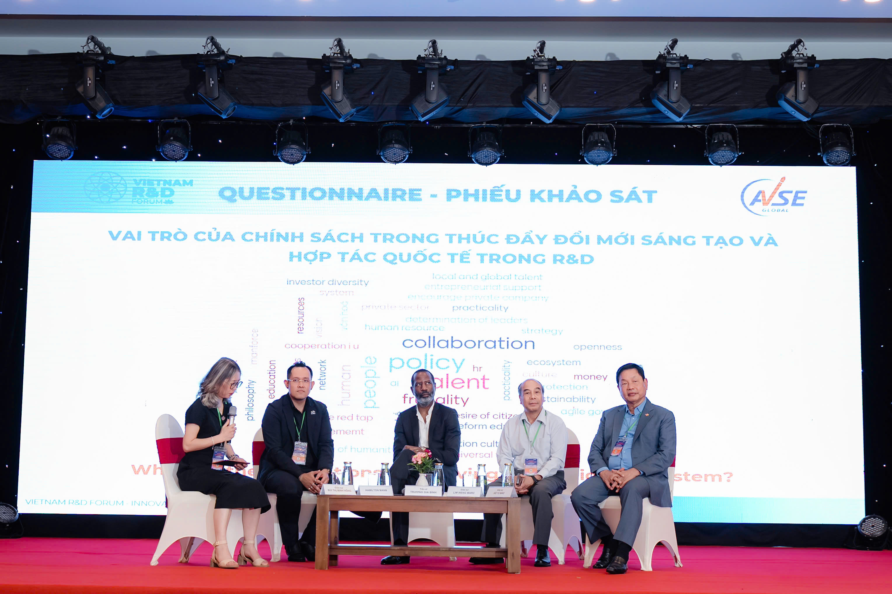 Phiên thảo luận chuyên đề với chủ đề “Chính sách – Cải cách để tạo tác động thực chất” với sự tham gia thảo luận của các chuyên gia trong và ngoài nước.