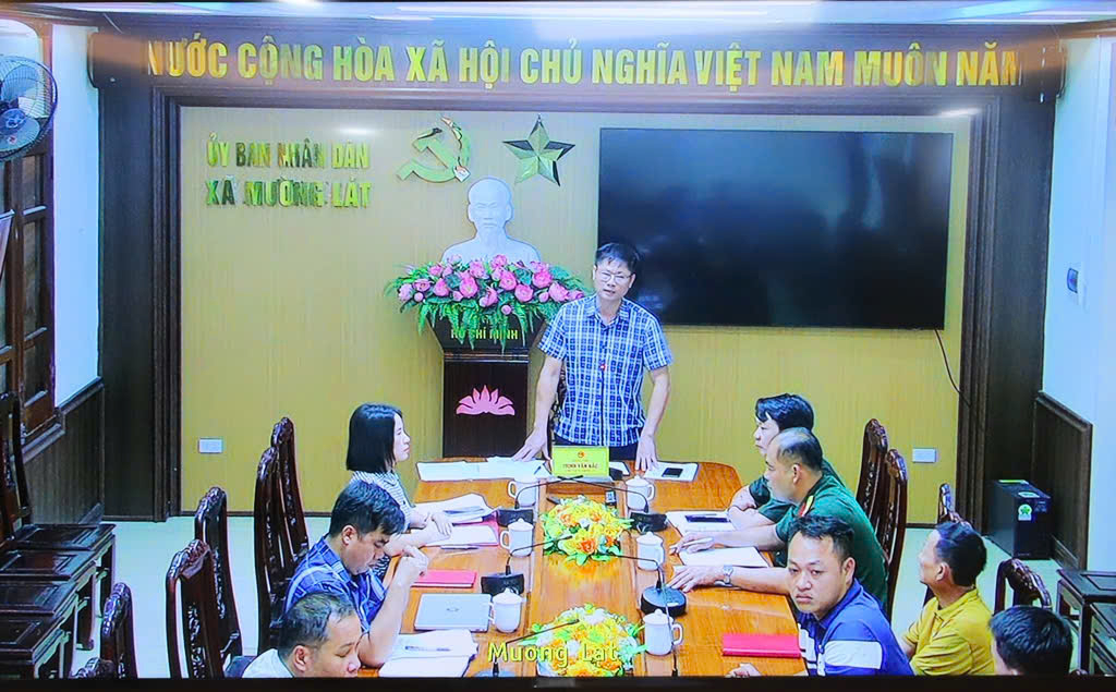 Chủ tịch UBND xã Mường Lát phát biểu tại điểm cầu trực tuyến tại UBND xã Mường Lát