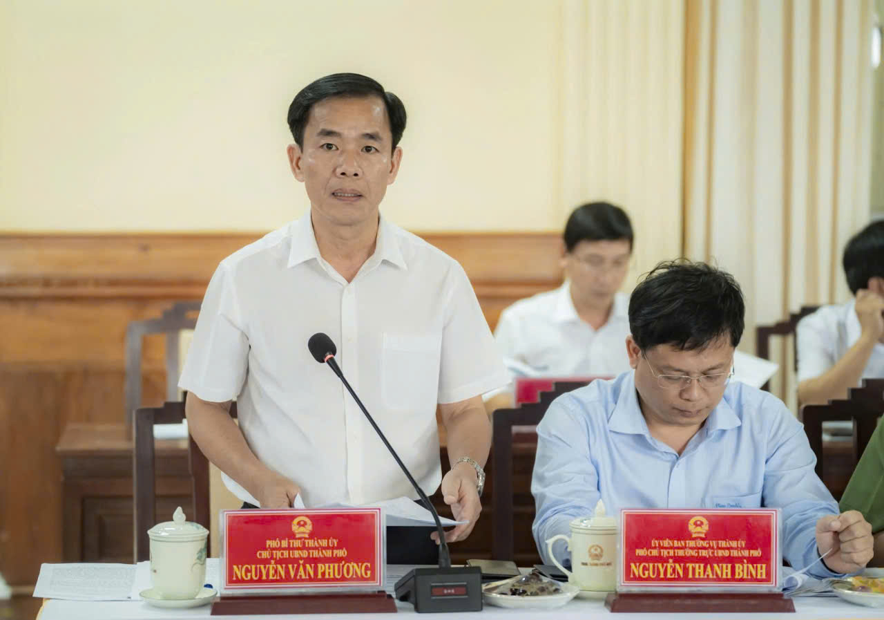 L&atilde;nh đạo th&agrave;nh phố Huế ph&aacute;t biểu tại buổi l&agrave;m việc.