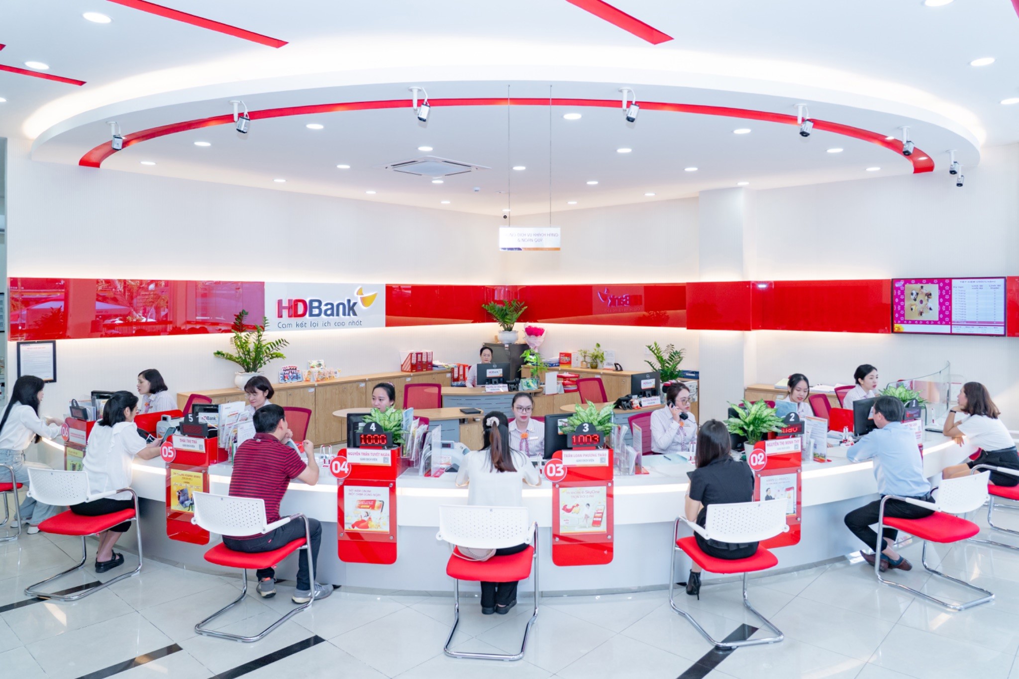 Khách hàng giao dịch tại HDBank.