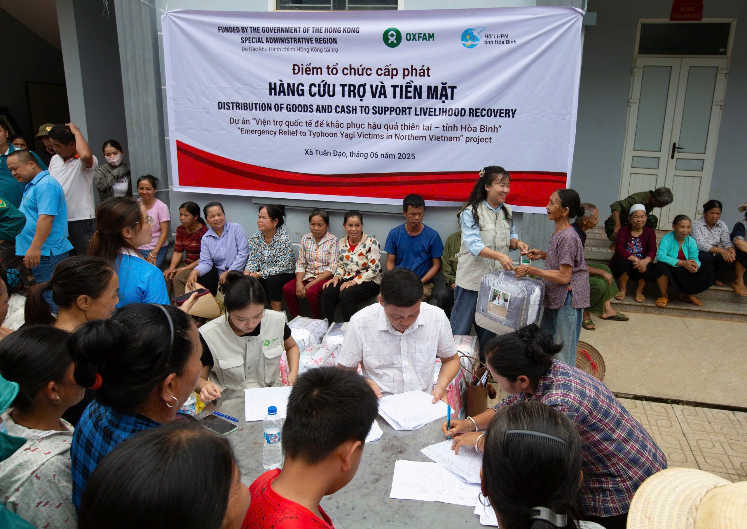 Địa điểm cấp phát hàng cứu trợ và tiền mặt cho người dân bị thiên tai. Ảnh: OXFARM