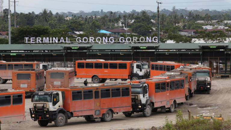 Ô tô chở công nhân đến mỏ đồng Grasberg của Freeport Indonesia khai thác ở tỉnh Trung Papua, Indonesia - Ảnh: Reuters