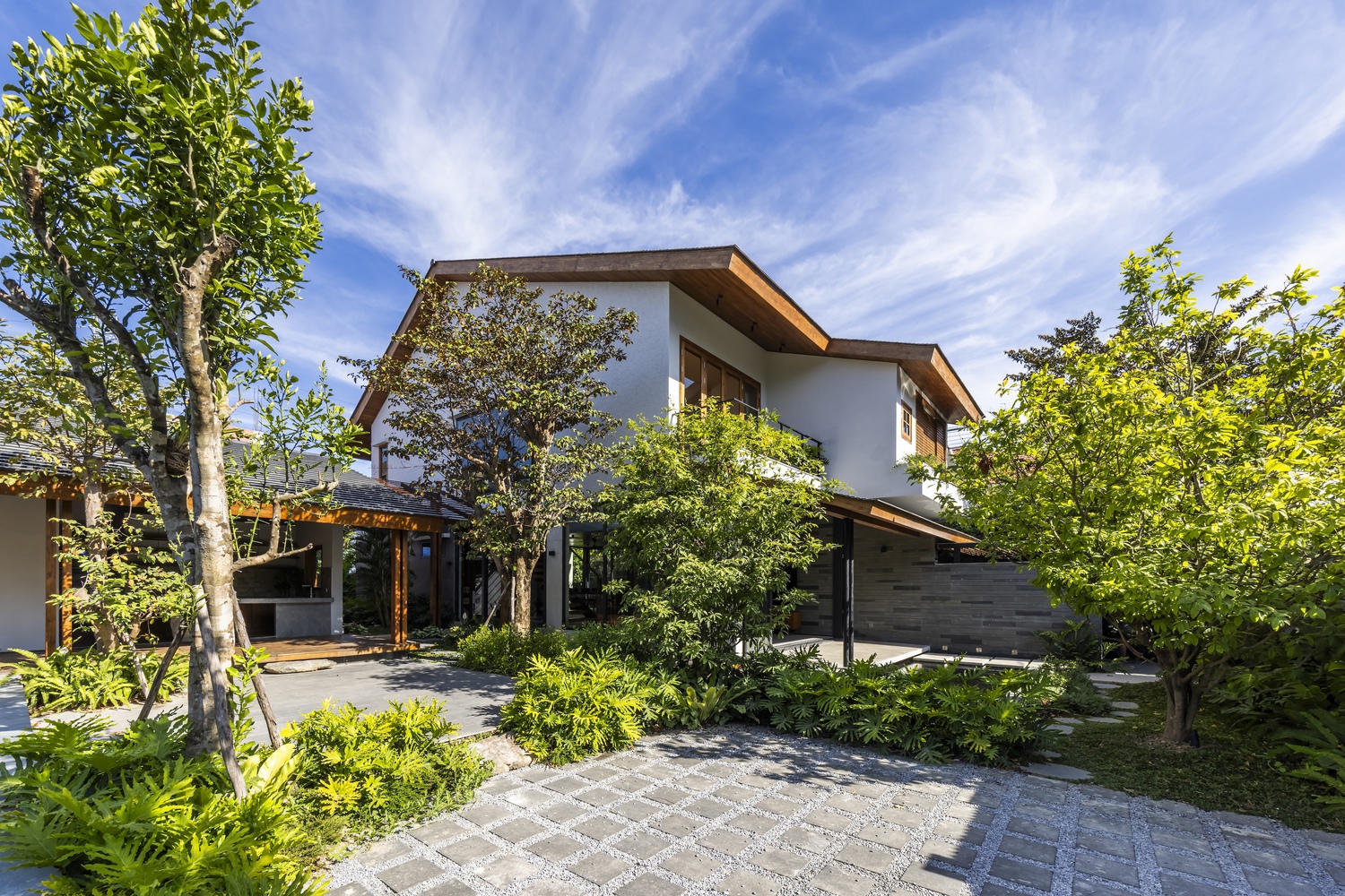 Ảnh trong bài: Quang Dam, Hiroyuki OKI