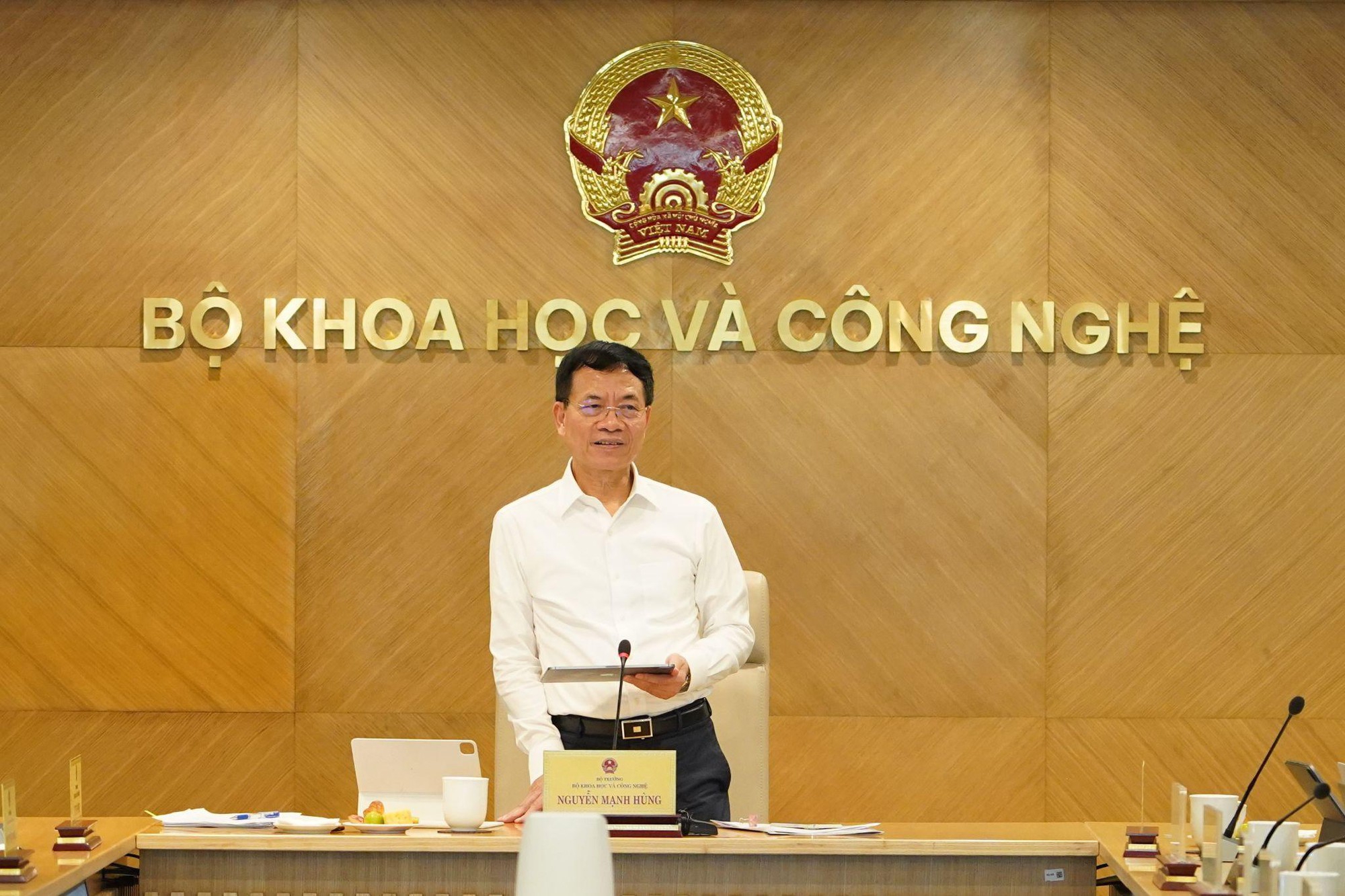 Bộ trưởng Bộ Khoa học và Công nghệ Nguyễn Mạnh Hùng chủ trì Hội nghị. 