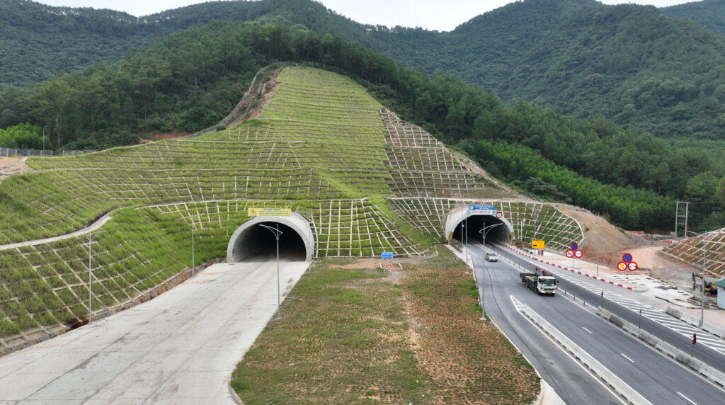 Hầm Thần Vũ trên cao tốc Diễn Châu - Bãi Vọt