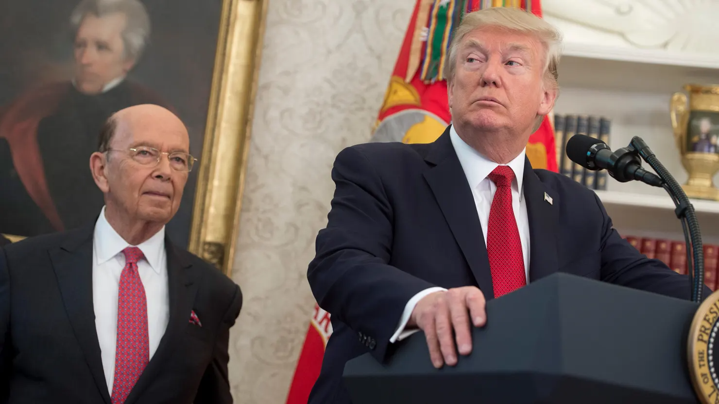 Tổng thống Mỹ Donald Trump phát biểu bên cạnh Bộ trưởng Thương mại Wilbur Ross - Ảnh: Getty Images