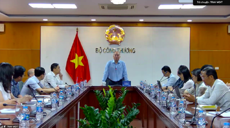 &Ocirc;ng Vũ B&aacute; Ph&uacute;, Cục trưởng Cục XTTM ph&aacute;t biểu khai mạc hội nghị giao ban.