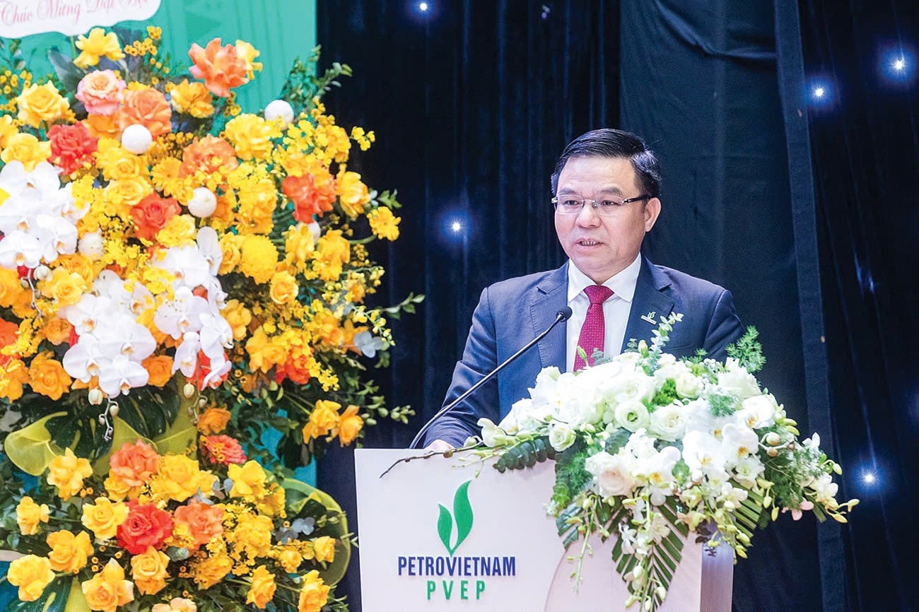 Đồng ch&iacute; L&ecirc; Mạnh H&ugrave;ng, B&iacute; thư Đảng ủy, Chủ tịch HĐTV Petrovietnam ph&aacute;t biểu chỉ đạo tại Đại hội Đảng bộ PVEP, nhiệm kỳ 2025-2030 - Đại hội điểm của Đảng bộ Petrovietnam.
