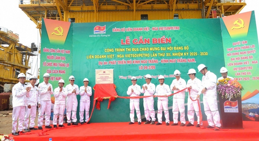 Lễ gắn biển thi đua c&ocirc;ng tr&igrave;nh Dự &aacute;n Ph&aacute;t triển mỏ&nbsp;K&igrave;nh Ngư Trắng - K&igrave;nh Ngư Trắng Nam, L&ocirc; 09-2/09.