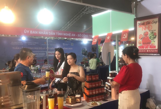 Một gian h&agrave;ng giới thiệu sản phẩm OCOP, đặc sản, đặc trưng v&ugrave;ng miền của th&agrave;nh phố Đ&agrave; Nẵng v&agrave; c&aacute;c địa phương tại sự kiện. Ảnh Ng&ocirc; Anh Văn