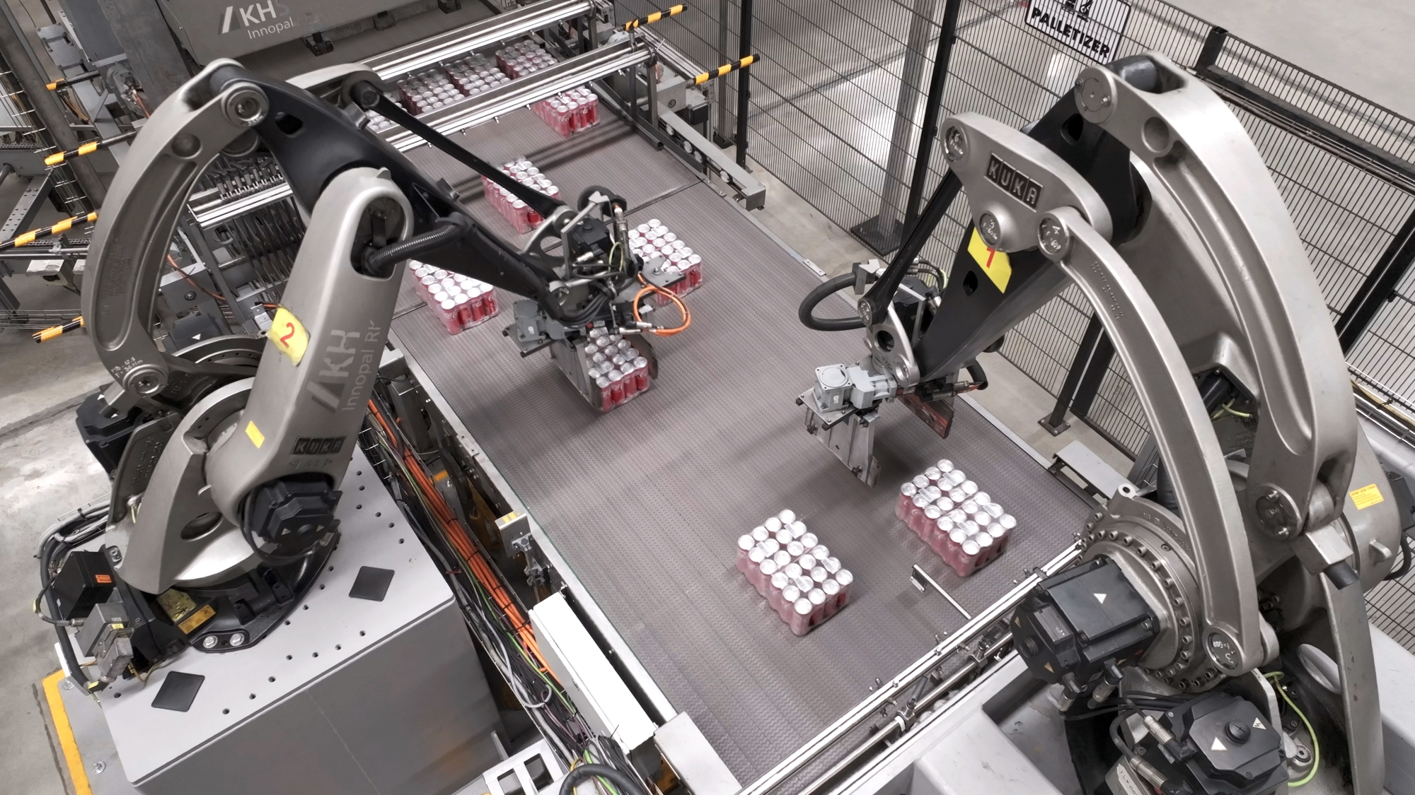 C&aacute;c chai di chuyển tuần tự tr&ecirc;n hệ thống băng chuyền th&ocirc;ng minh, gần như kh&ocirc;ng c&oacute; sự can thiệp của con người, thể hiện bước tiến mạnh mẽ về tự động h&oacute;a v&agrave; chuyển đổi số.