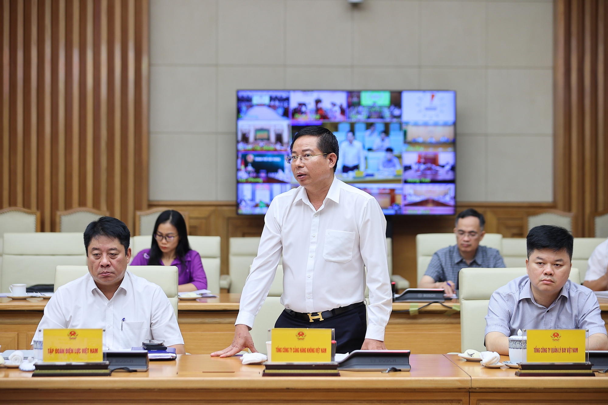 Ông Nguyễn Tiến Việt, Phó Tổng Giám đốc Tổng Công ty cảng hàng không Việt Nam (ACV), chia sẻ thông tin tại buổi họp - Ảnh: VGP/NB.