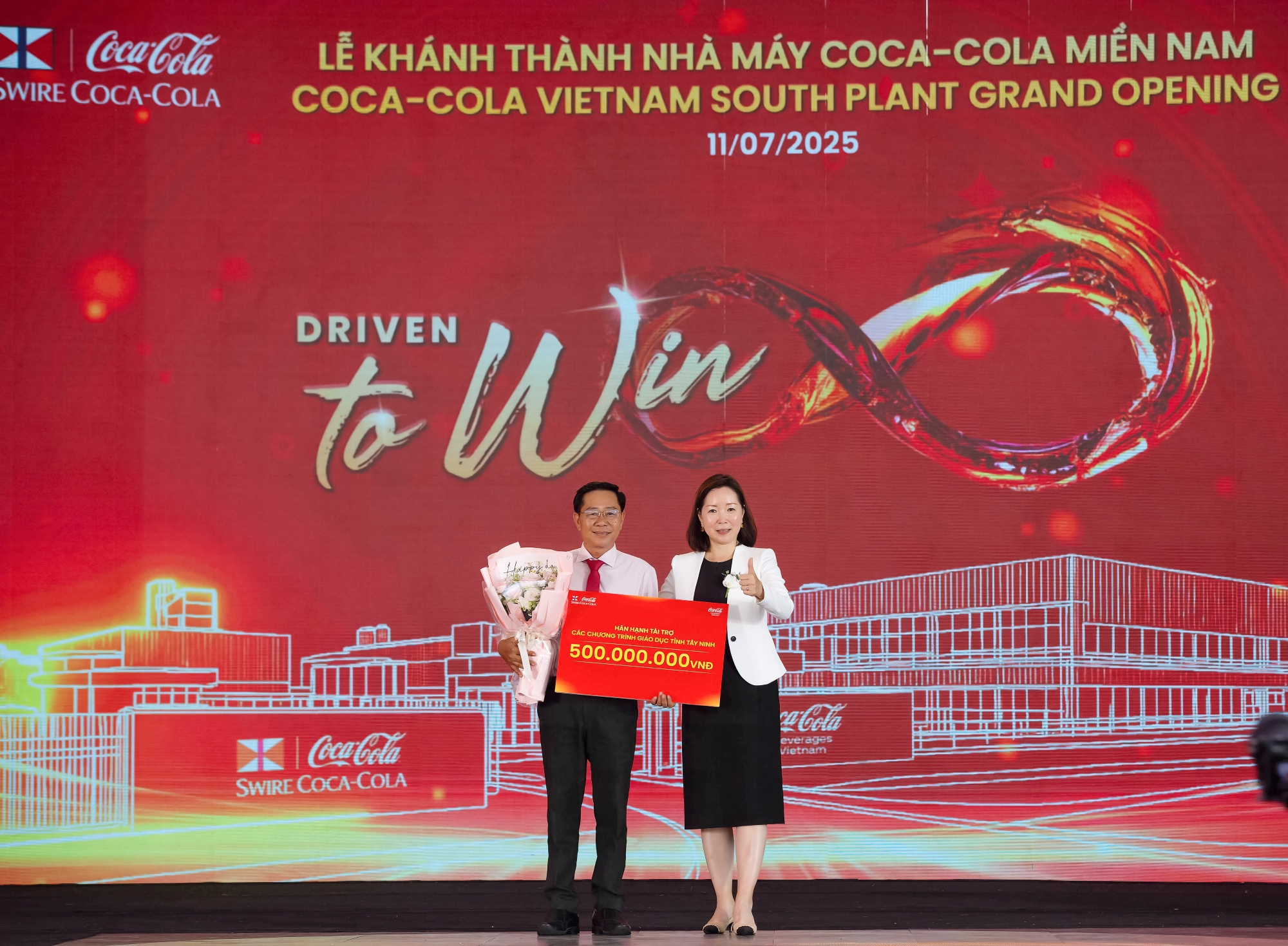 Khoản t&agrave;i trợ 500 triệu đồng thể hiện cam kết đồng h&agrave;nh l&acirc;u d&agrave;i của Coca-Cola c&ugrave;ng tỉnh T&acirc;y Ninh tr&ecirc;n cả phương diện kinh tế lẫn x&atilde; hội.