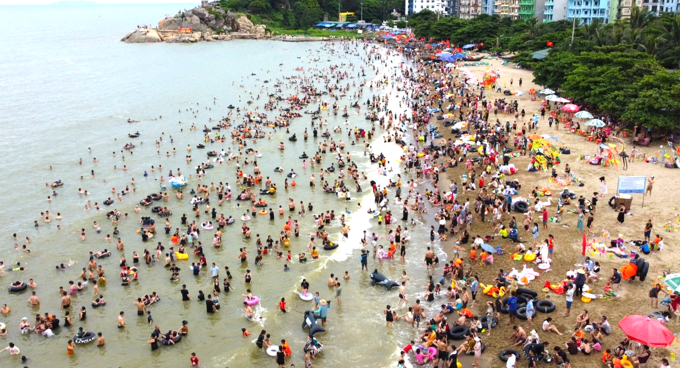Biển Sầm Sơn vào những ngày hè nắng nóng luôn đông kín khách du lịch