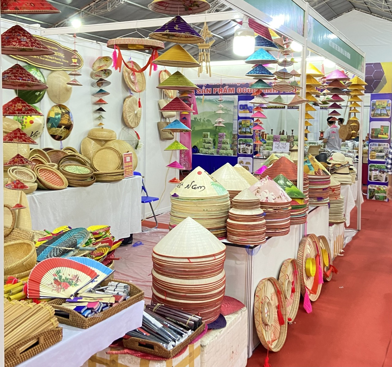 H&agrave; Nội&nbsp;c&oacute; tr&ecirc;n 800 l&agrave;ng c&oacute; nghề thủ c&ocirc;ng mỹ nghệ.