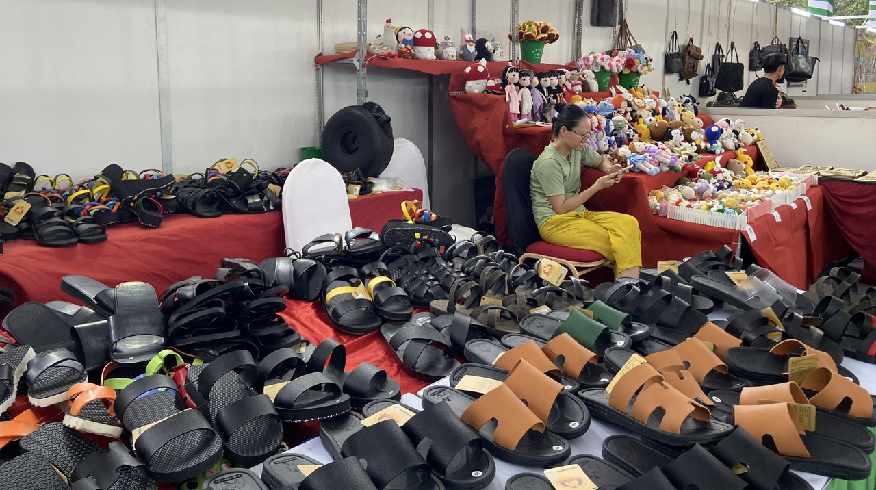 Nhiều sản phẩm đặc trưng l&agrave;ng nghề trưng b&agrave;y tại triển l&atilde;m.