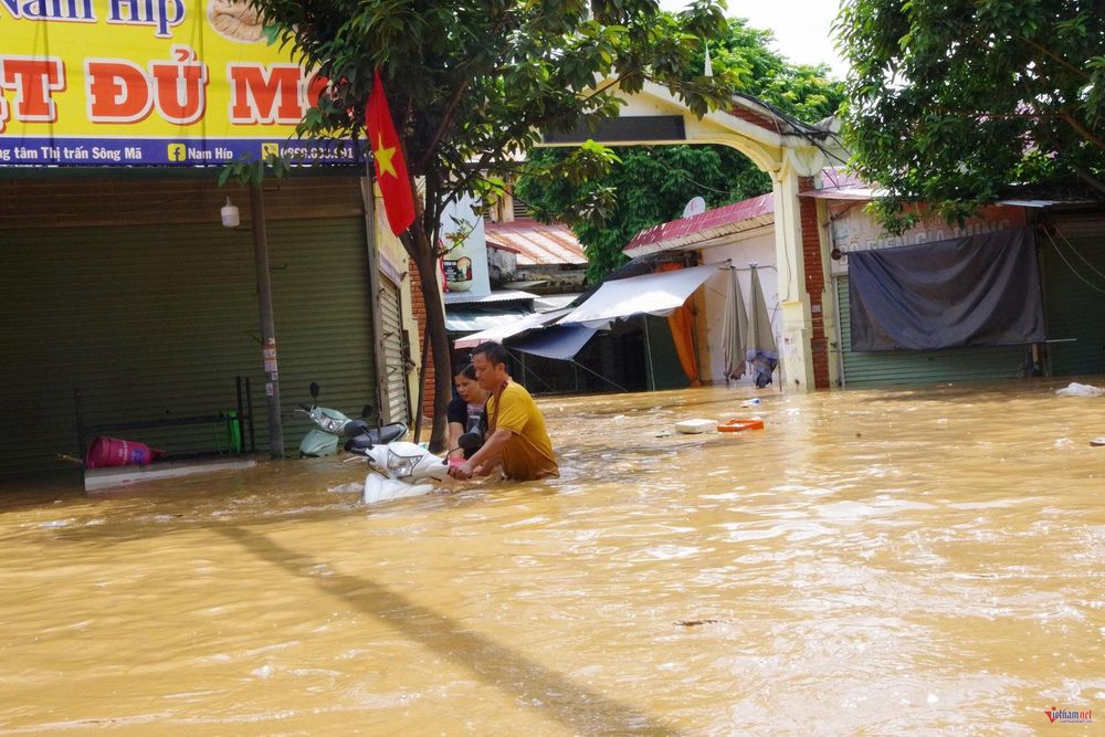 X&atilde; s&ocirc;ng M&atilde; (Sơn La) bị ngập nặng.