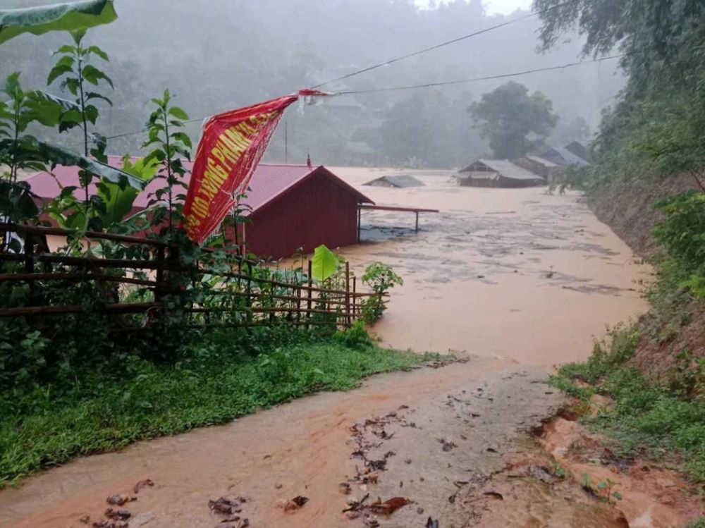 Nhiều bản, x&atilde; bị ngập s&acirc;u trong nước.