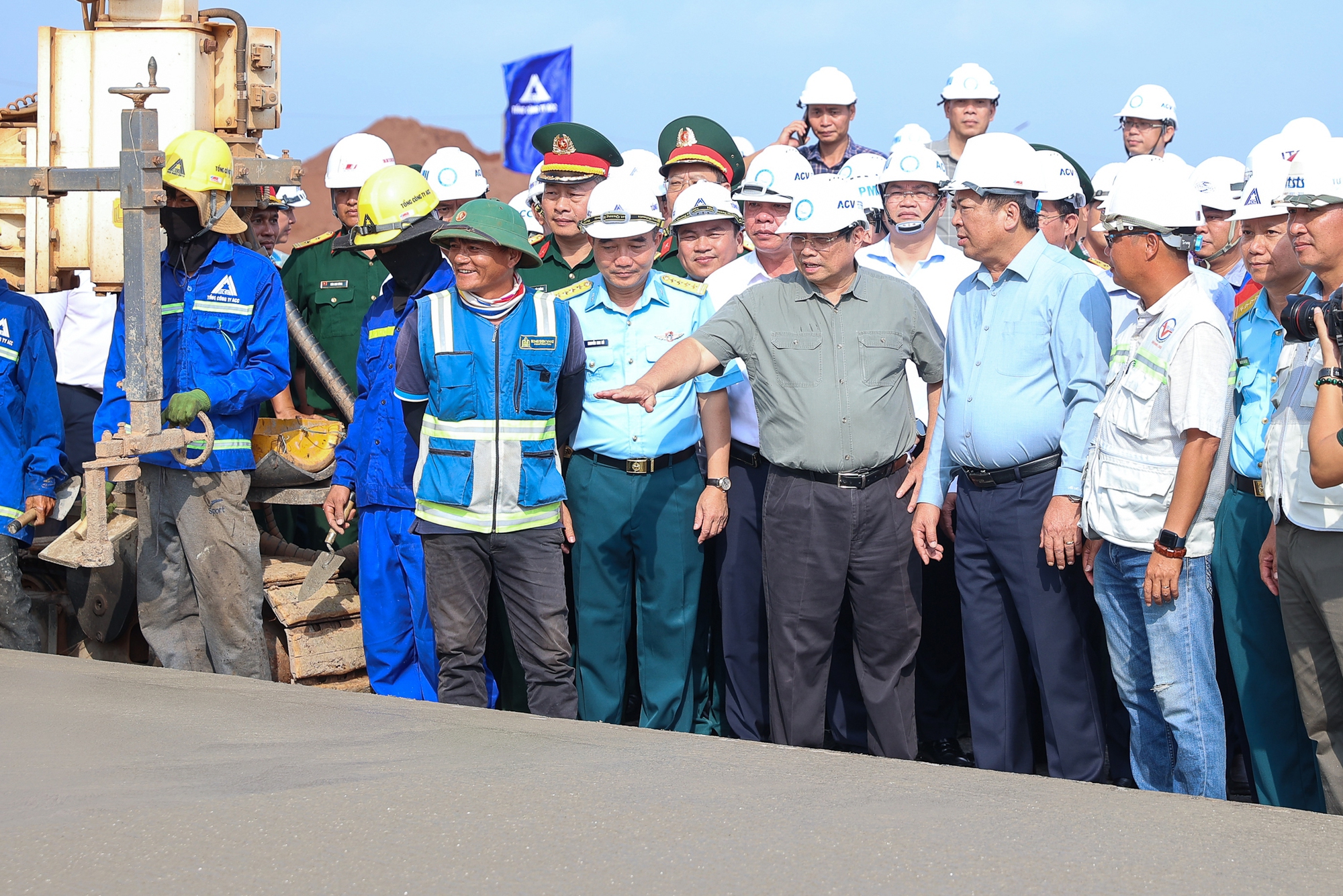 Thủ tướng kiểm tra khu vực thi công đường cất hạ cánh thứ 2 tại sân bay; kiểm tra khu vực thi công nhà ga sân bay - Ảnh: VGP/Nhật Bắc.