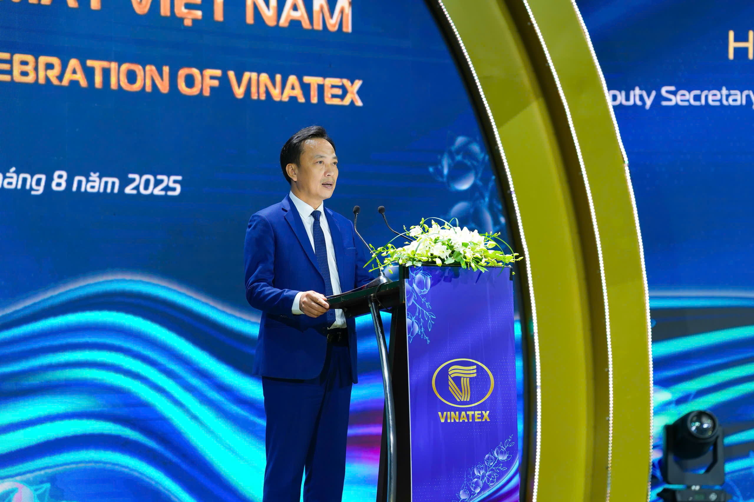 Ông Lại Xuân Lâm, Phó Bí thư Đảng uỷ Chính phủ, đánh giá cao thành tựu đạt được trong 30 năm qua của Vinatex.